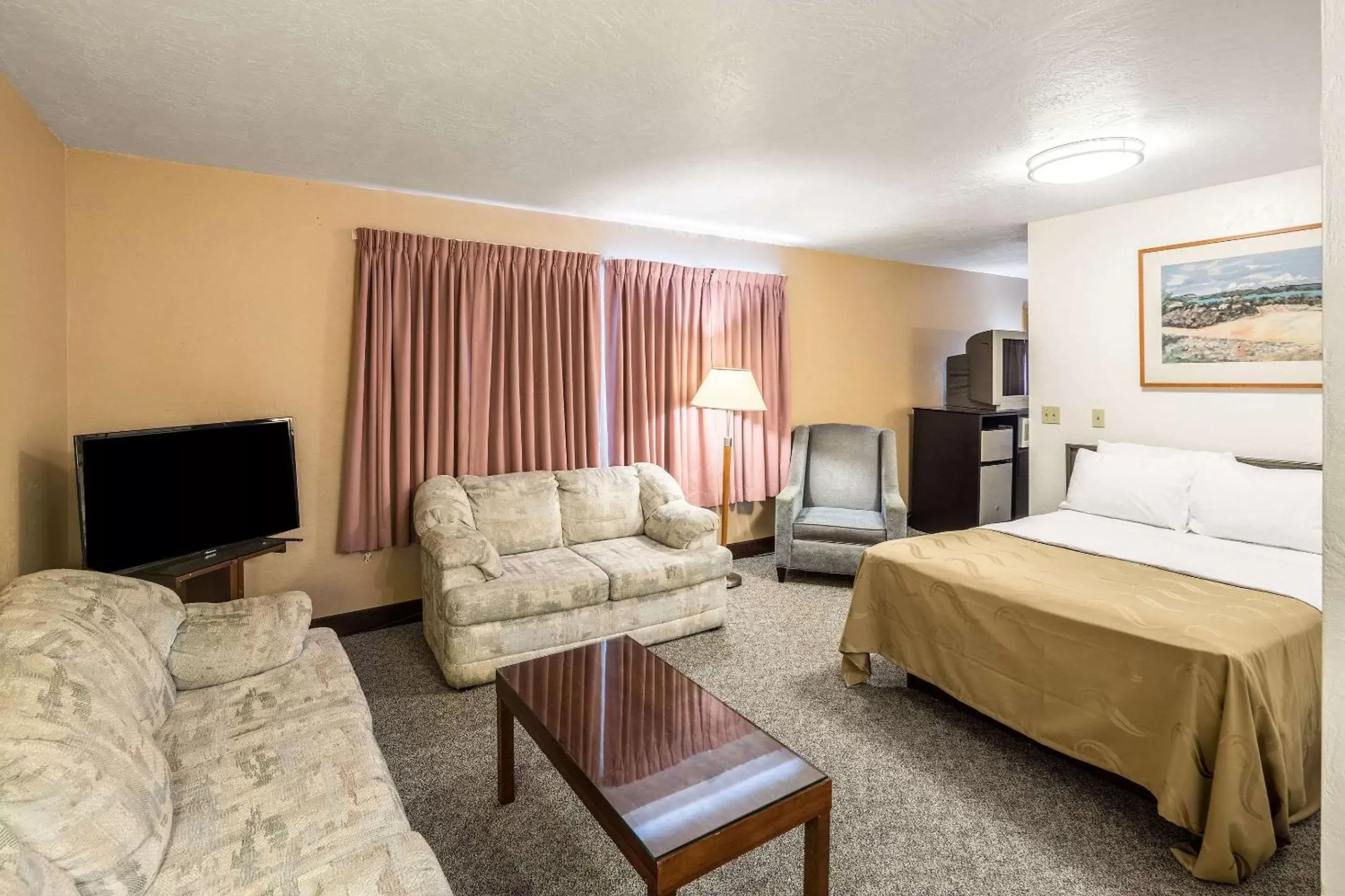 Photo of the whole room, TV/Entertainment Center in Quality Inn Moses Lake