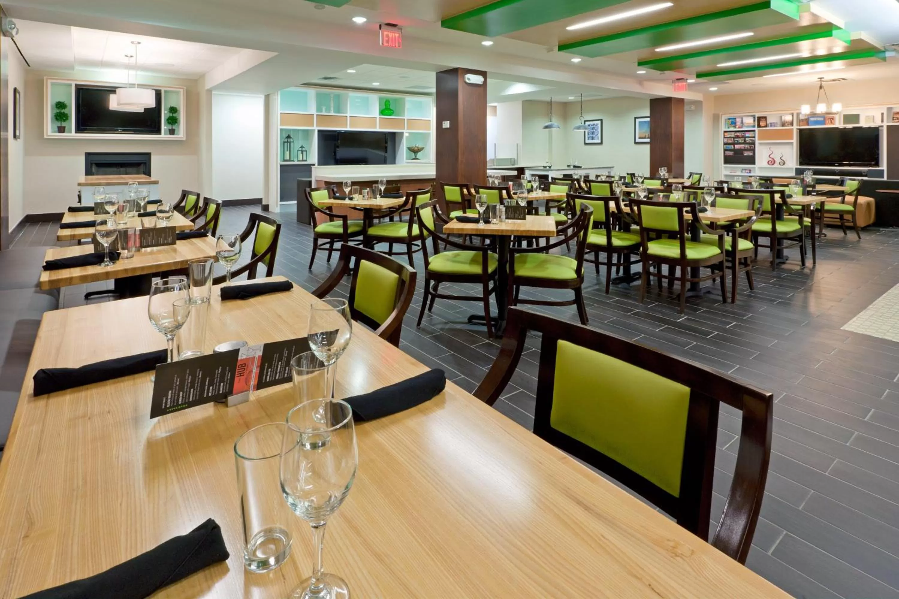 Restaurant/places to eat in Holiday Inn Clark - Newark by IHG