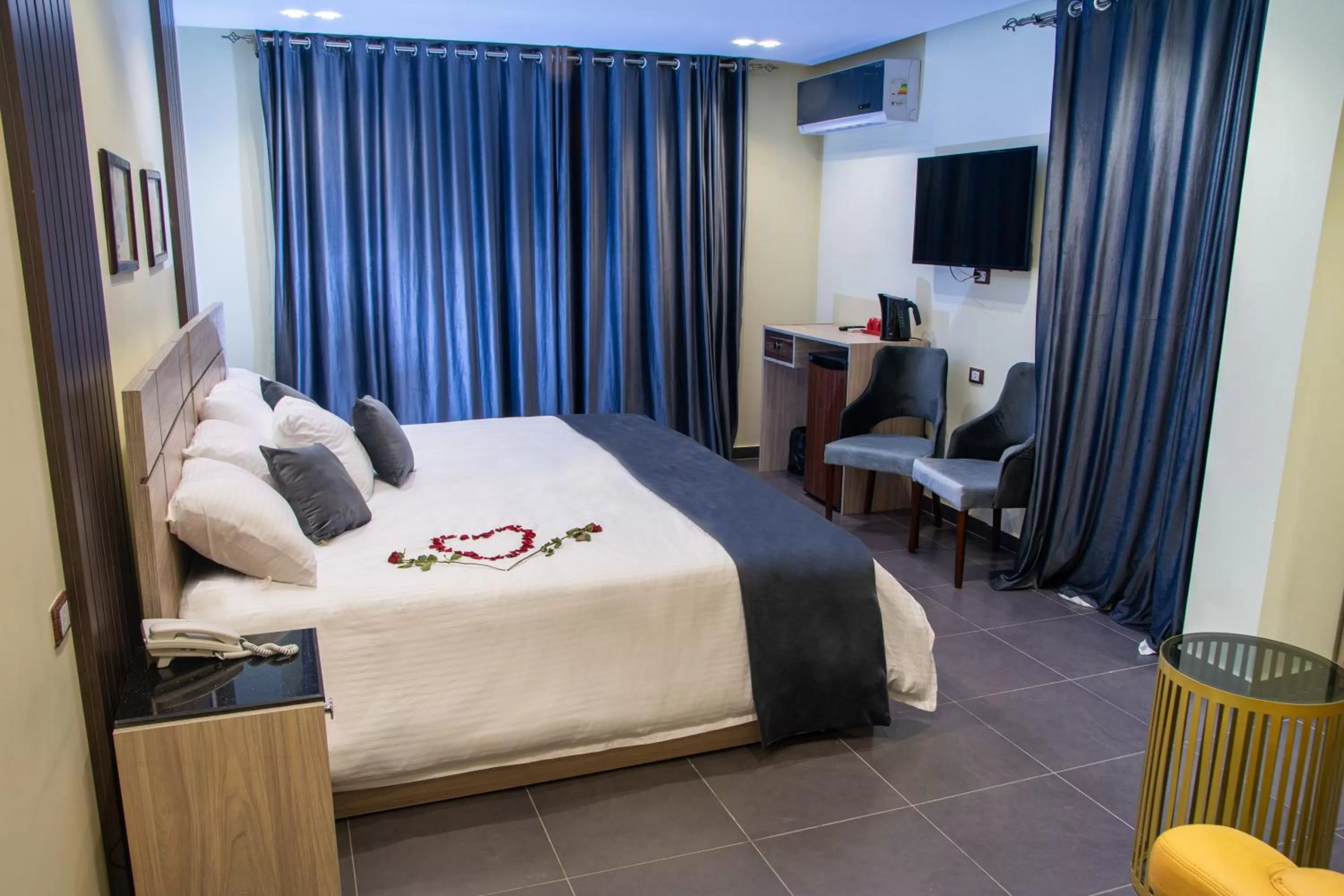 Photo of the whole room, Bed in Brothers Pyramids View