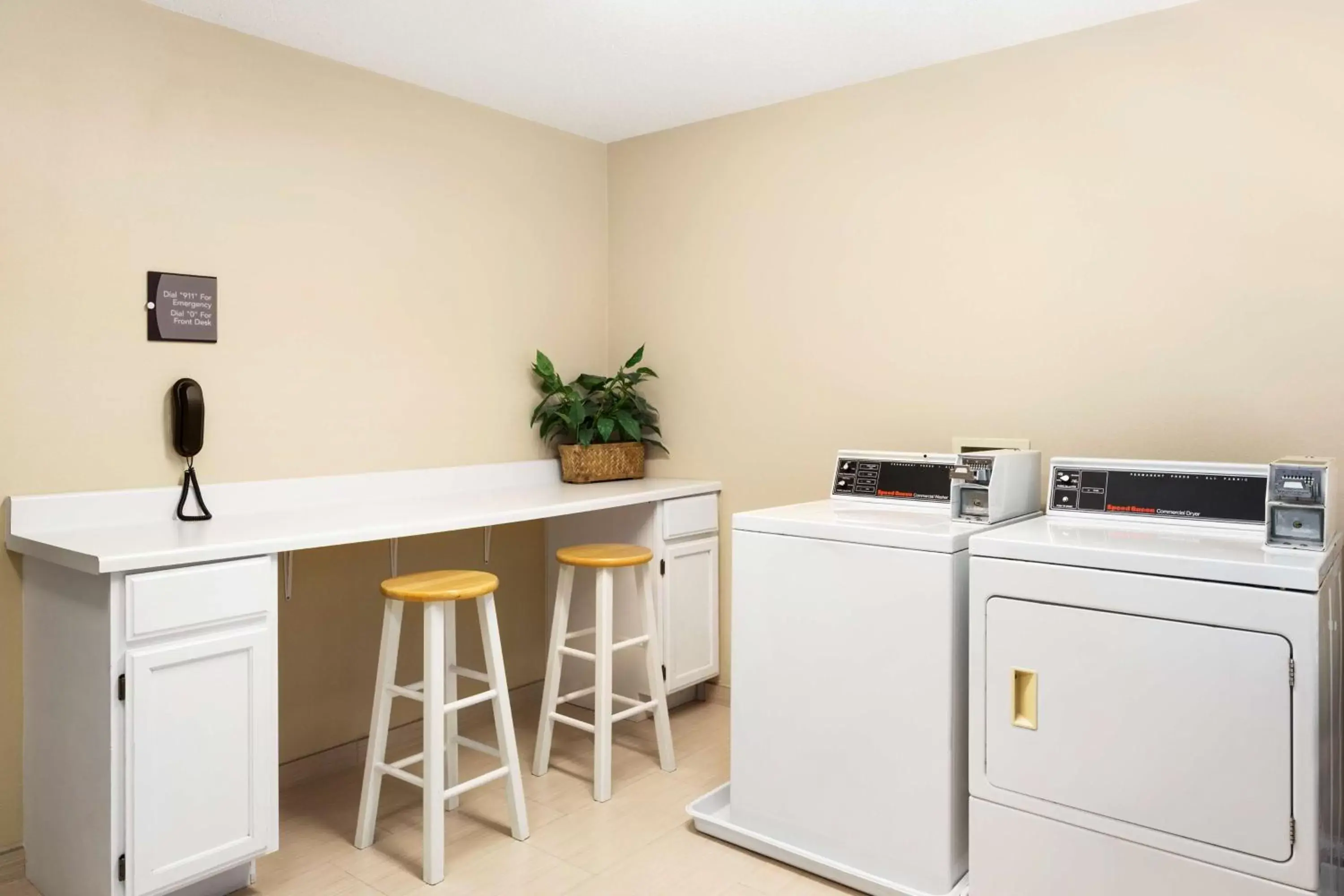 Property building, Kitchen/Kitchenette in Homewood Suites by Hilton Toledo-Maumee