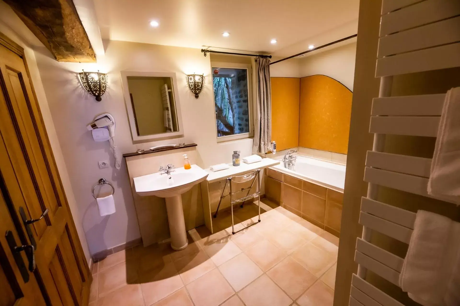 Bathroom in La Ferme de l'Oudon & SPA