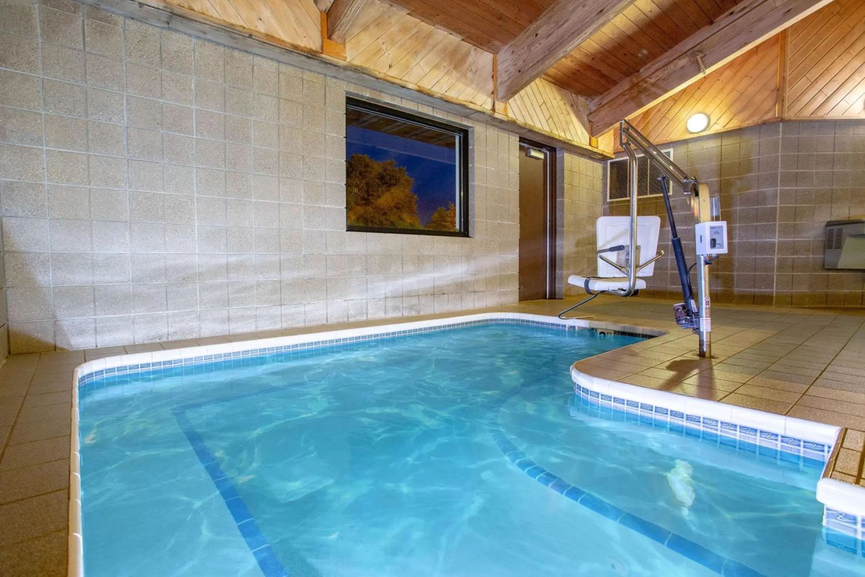 Hot Tub, Swimming Pool in AmericInn by Wyndham Green Bay West