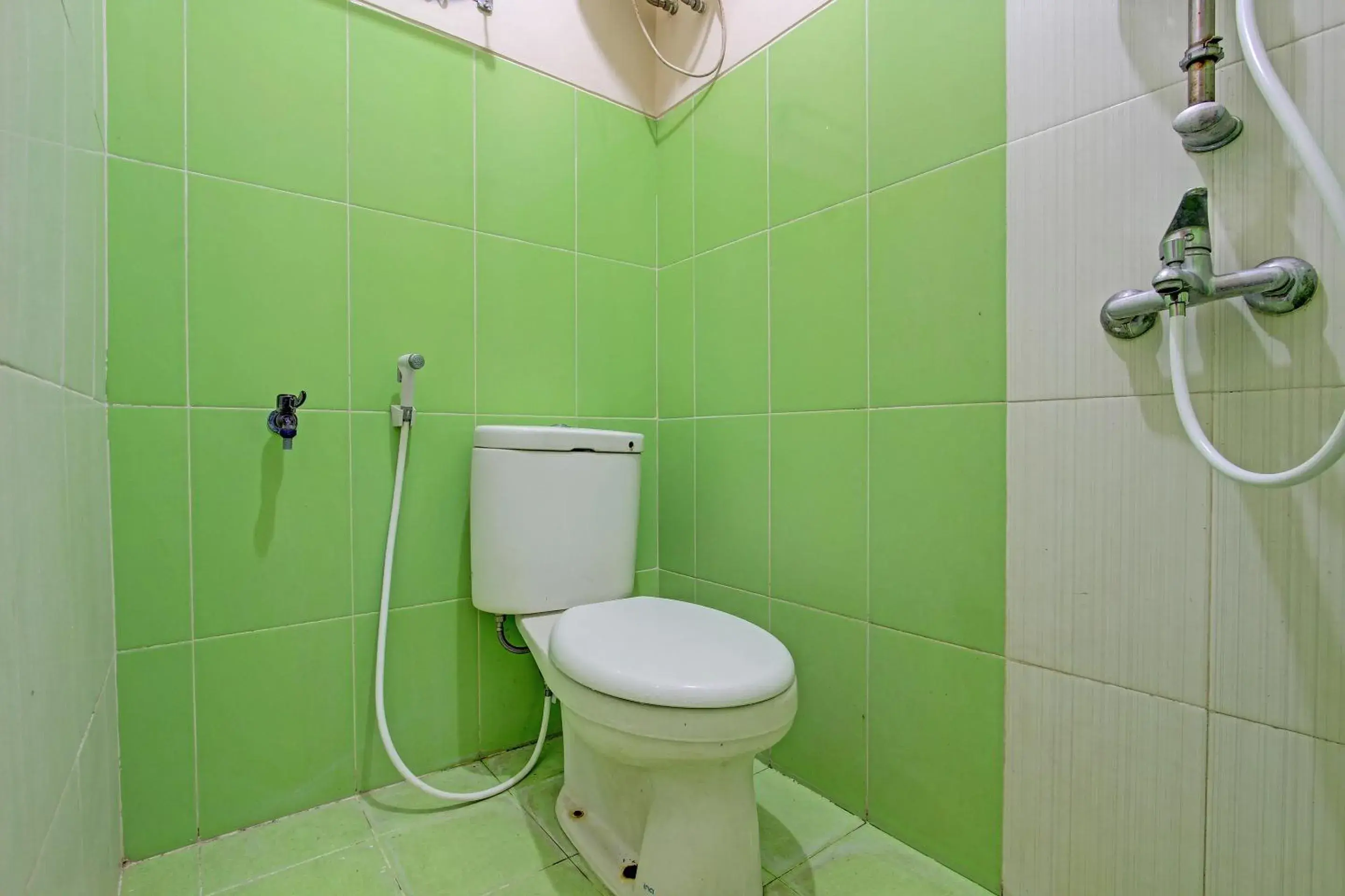 Bathroom in OYO 91803 Gita Graha Guest House Syariah