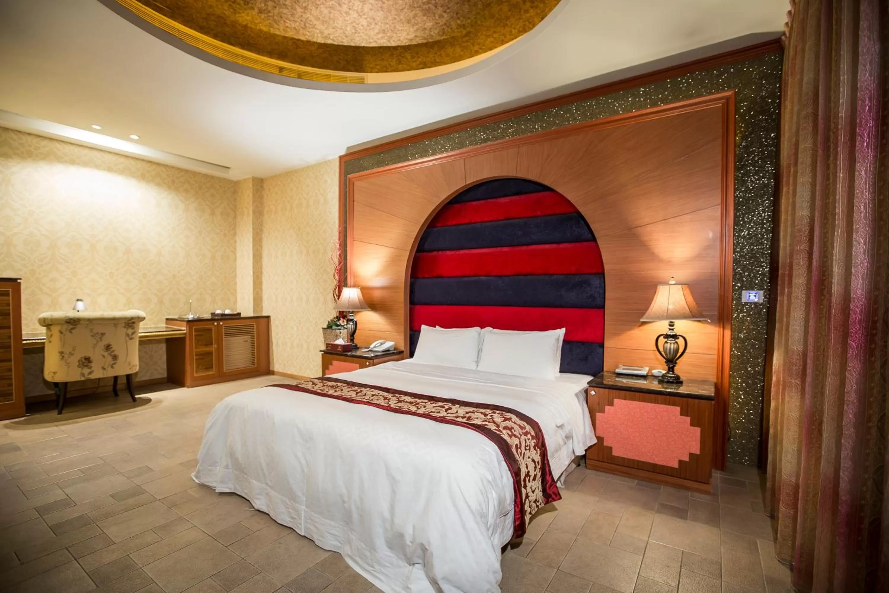 Bedroom, Bed in Moon Area Motel