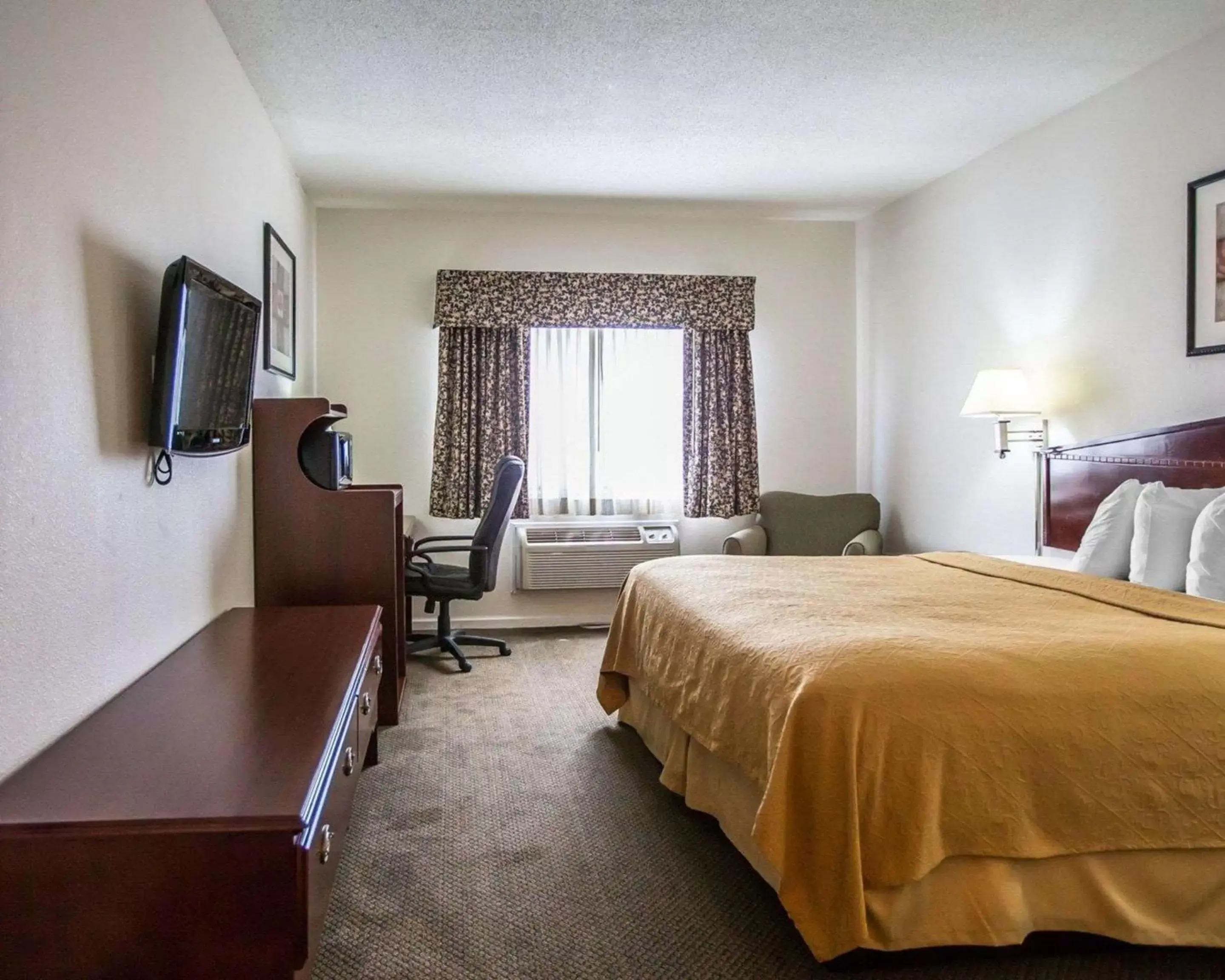 Photo of the whole room in Quality Inn Peru near Starved Rock State Park