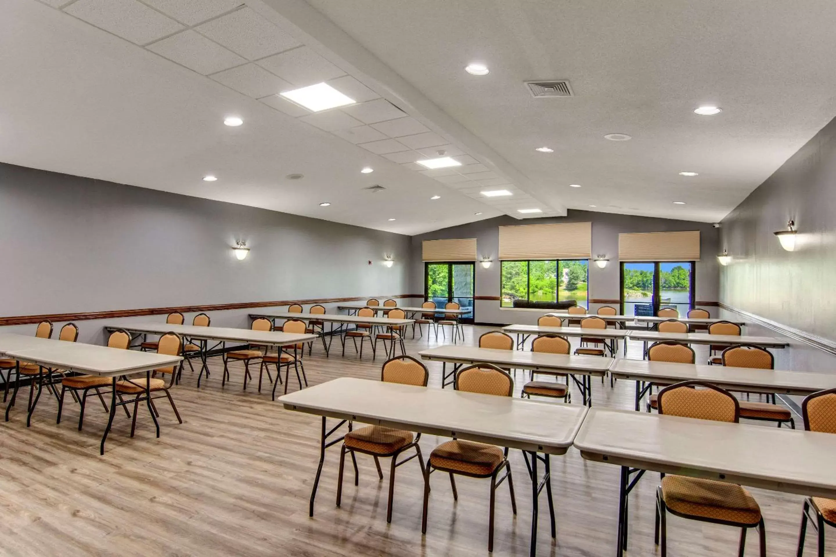 Meeting/conference room, Restaurant/Places to Eat in Clarion Pointe on the Lake Clarksville - South Hill West