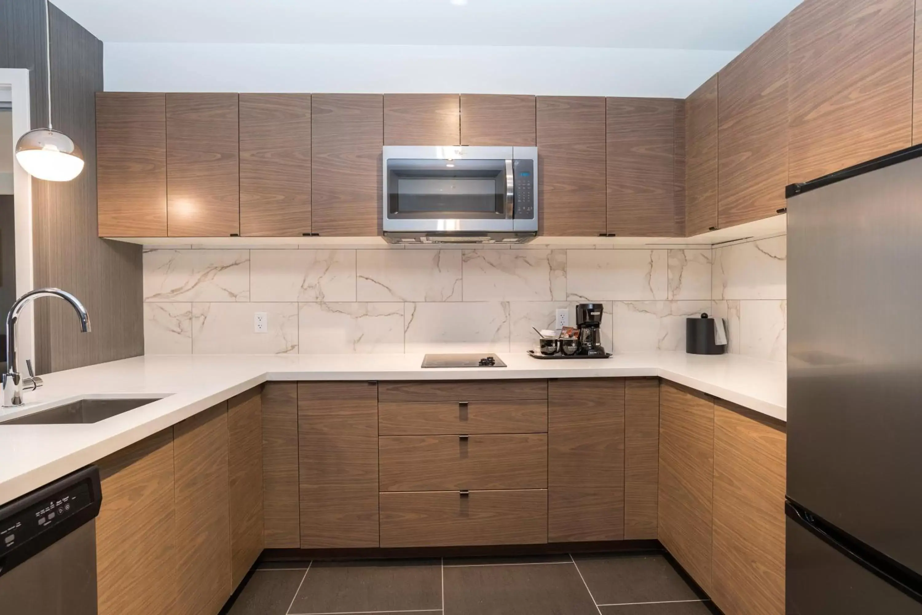 Photo of the whole room, Kitchen/Kitchenette in Sandman Signature Calgary Airport Hotel