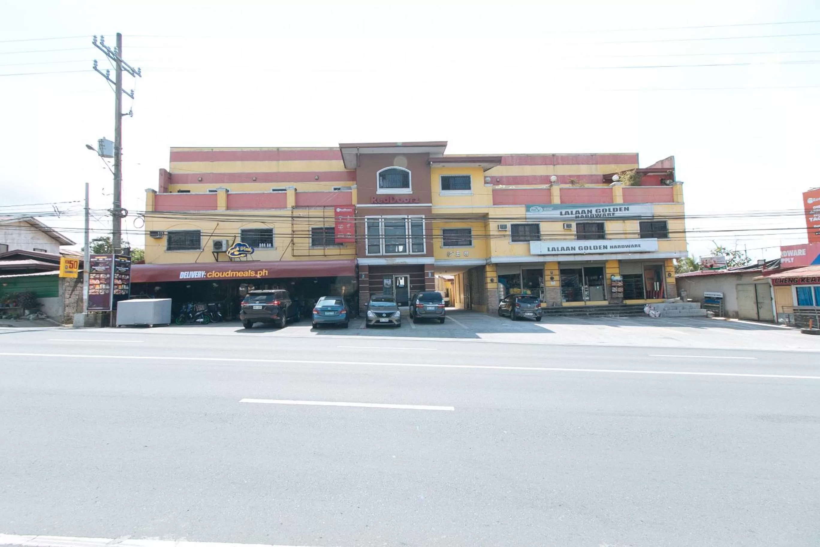 Property Building in RedDoorz at KM 50 Aguinaldo Highway Tagaytay - Vaccinated Staff