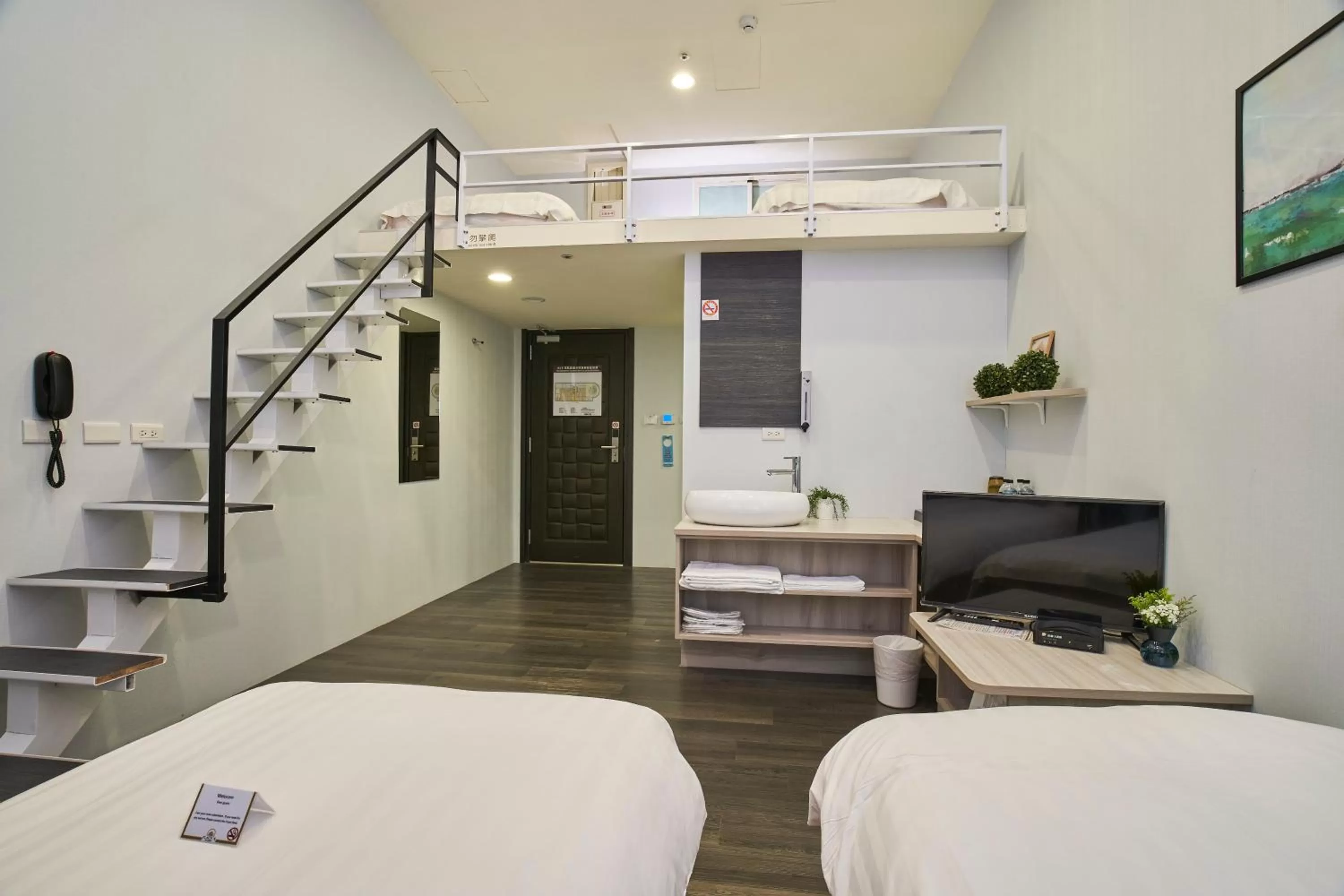 Photo of the whole room, Bed in Place‧X Hotel