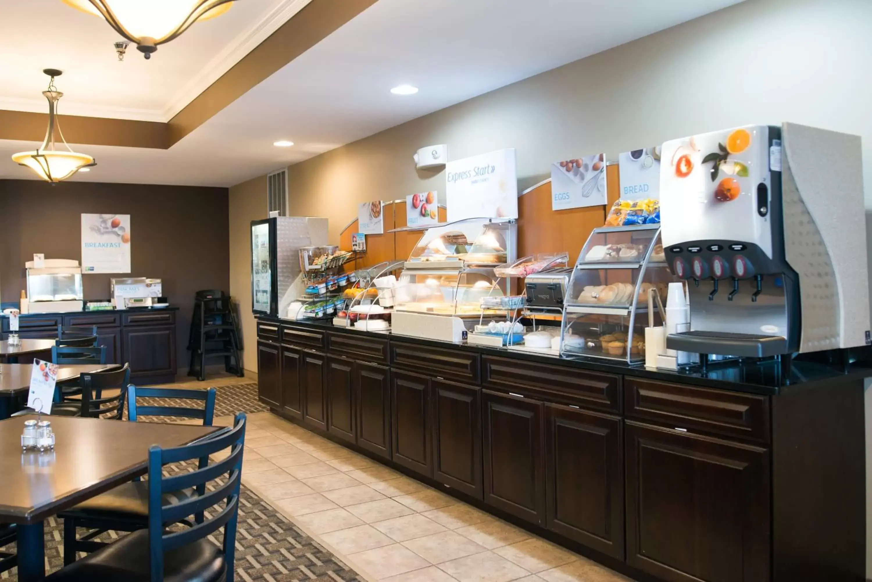 Breakfast, Restaurant/Places to Eat in Holiday Inn Express Devils Lake, an IHG Hotel