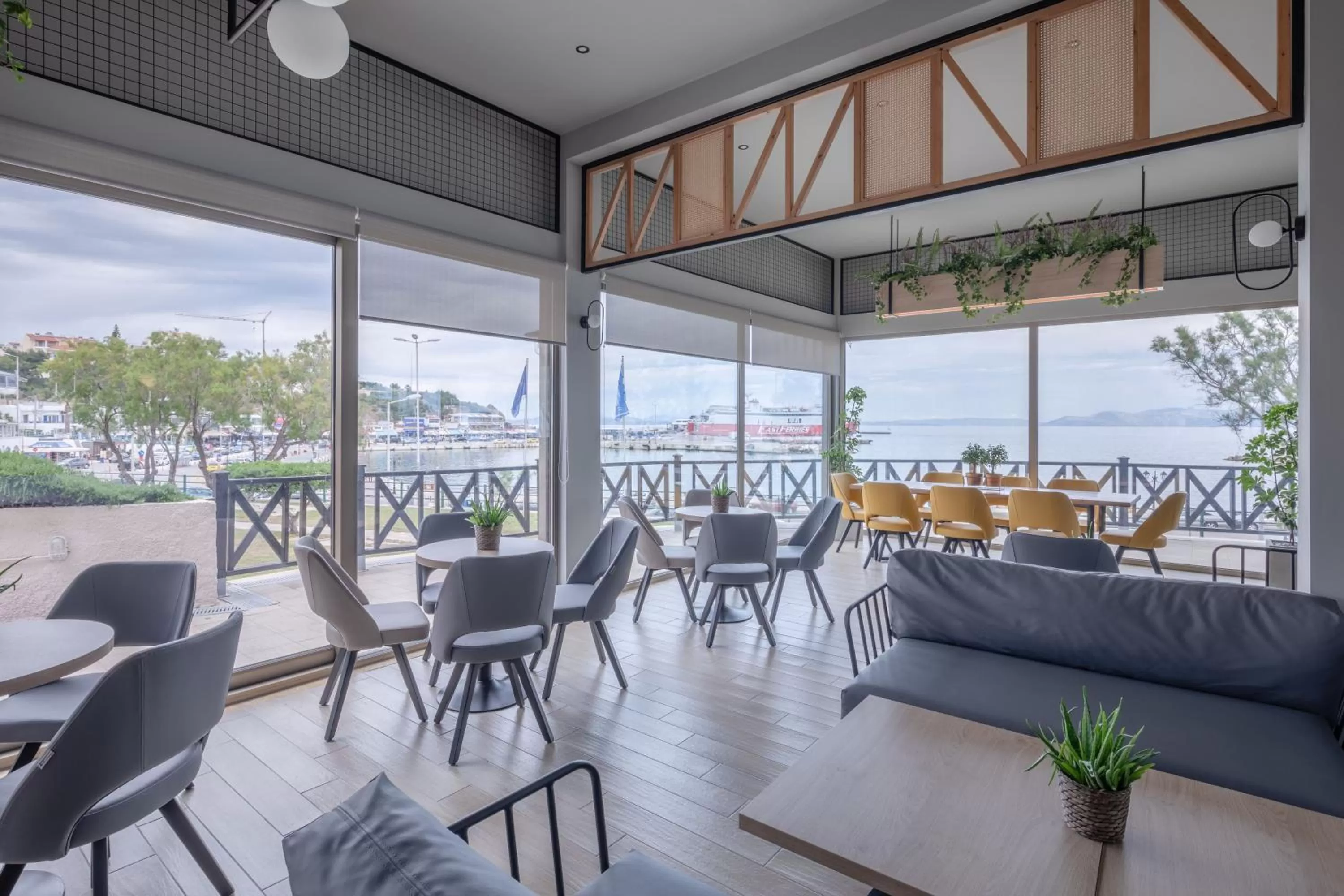 Communal lounge/ TV room in Hotel Avra by Smile hotels - Free Airport Shuttle