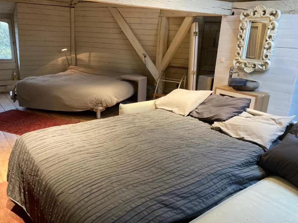 Bed in Canal Central