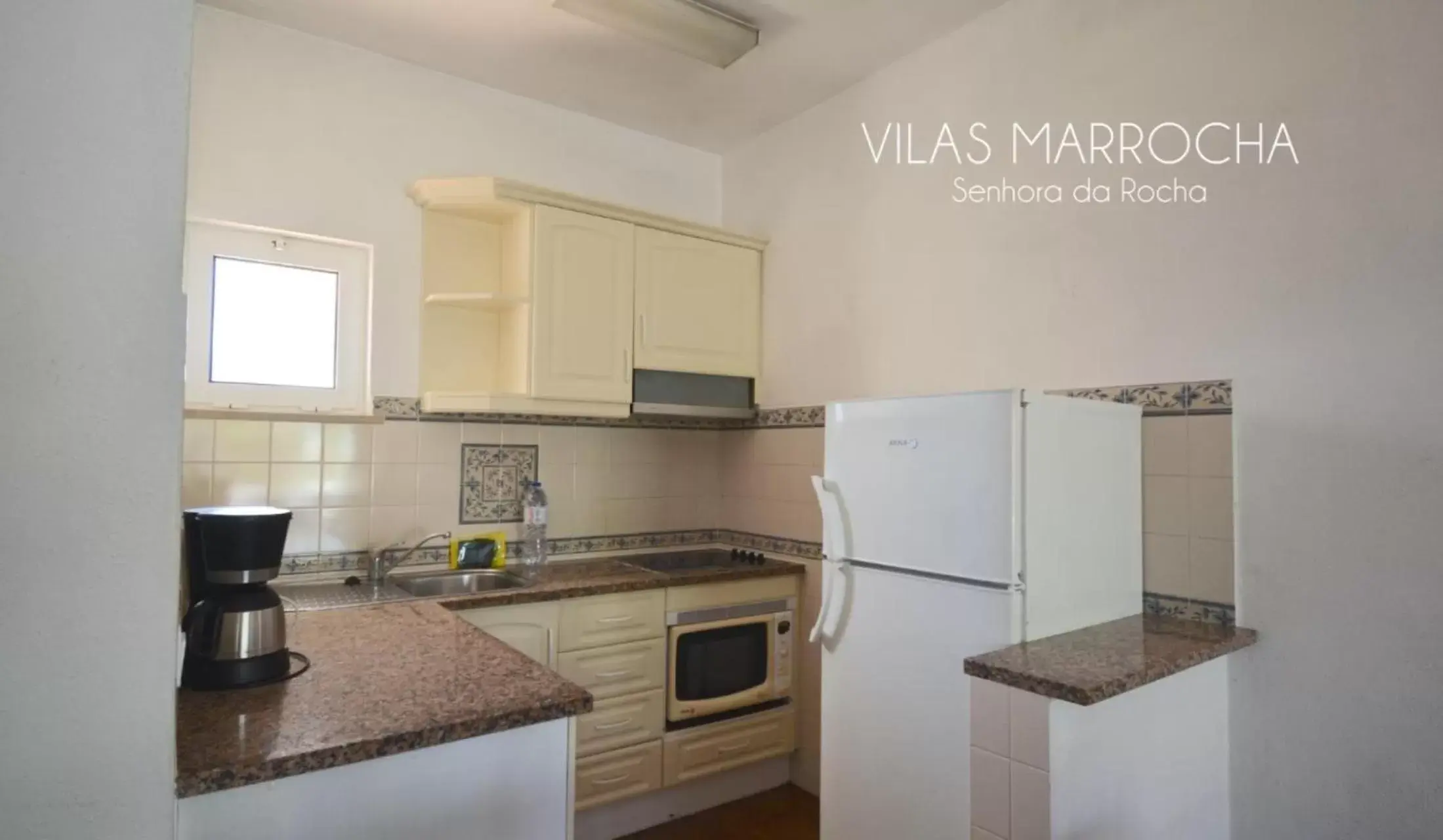 Coffee/tea facilities, Kitchen/Kitchenette in Vilas Marrocha