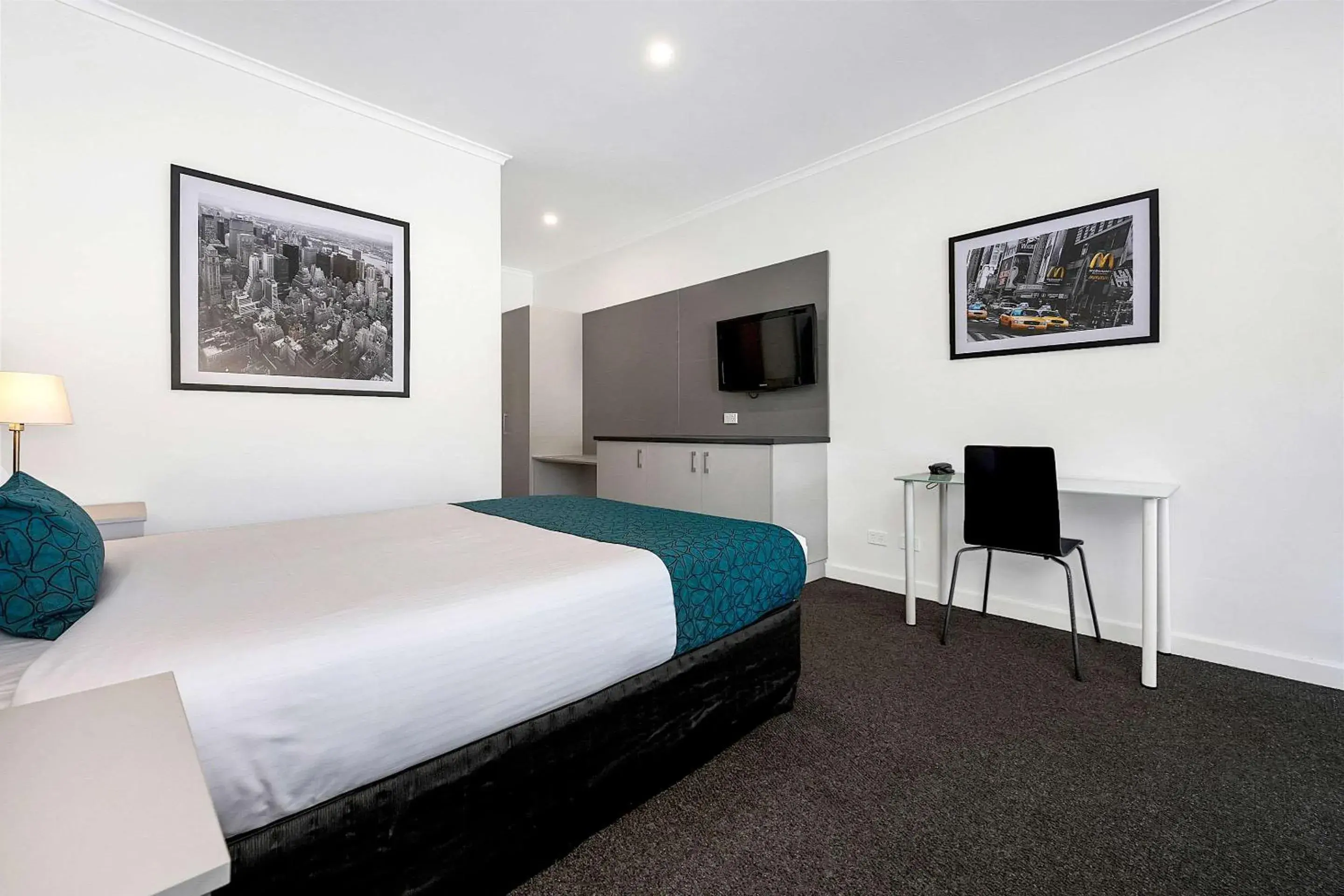 Bedroom, Bed in COMFORT INN MANHATTAN - ADELAIDE