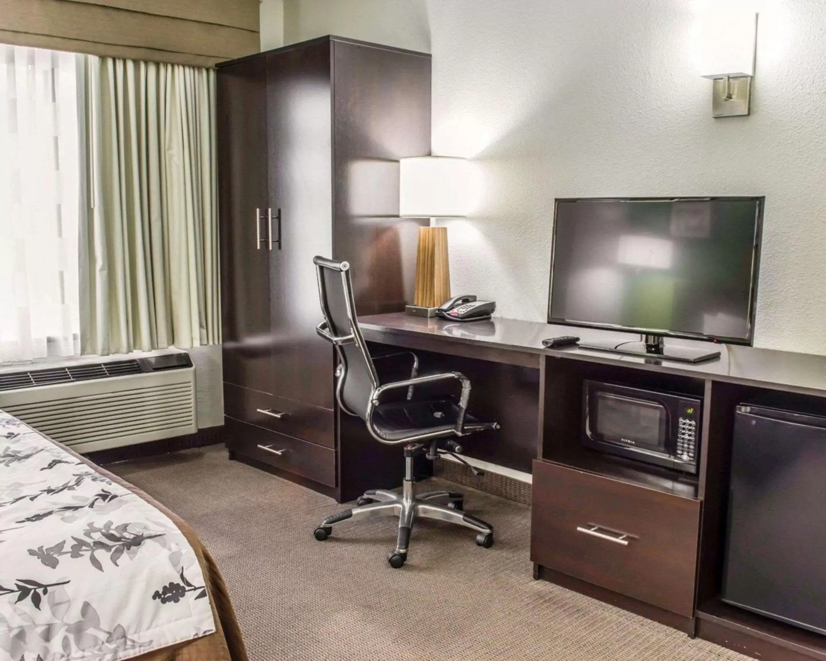 Photo of the whole room, TV/Entertainment Center in Sleep Inn Richmond South