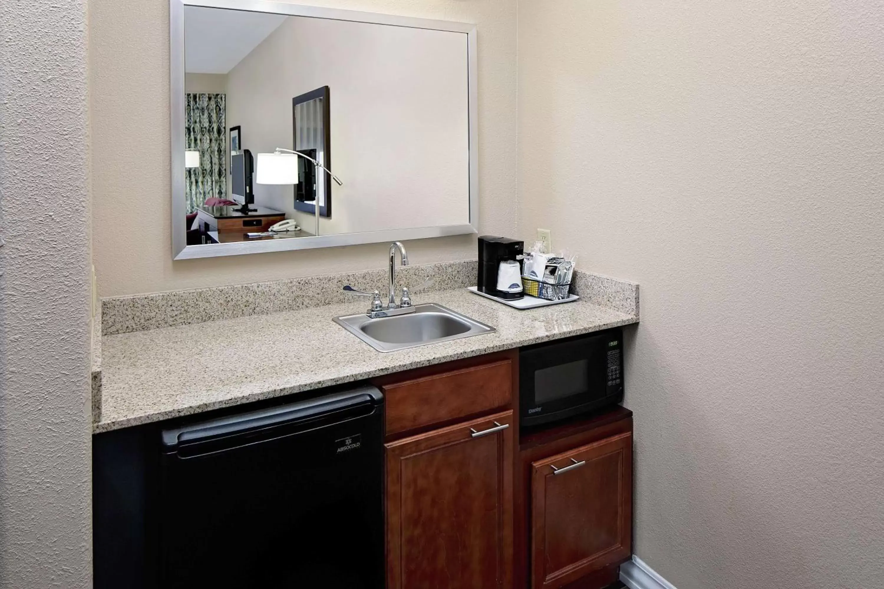 Photo of the whole room, Kitchen/Kitchenette in Hampton Inn By Hilton & Suites Denton