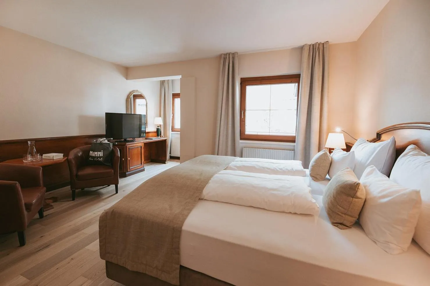 Living room, Bed in MANNI das Hotel