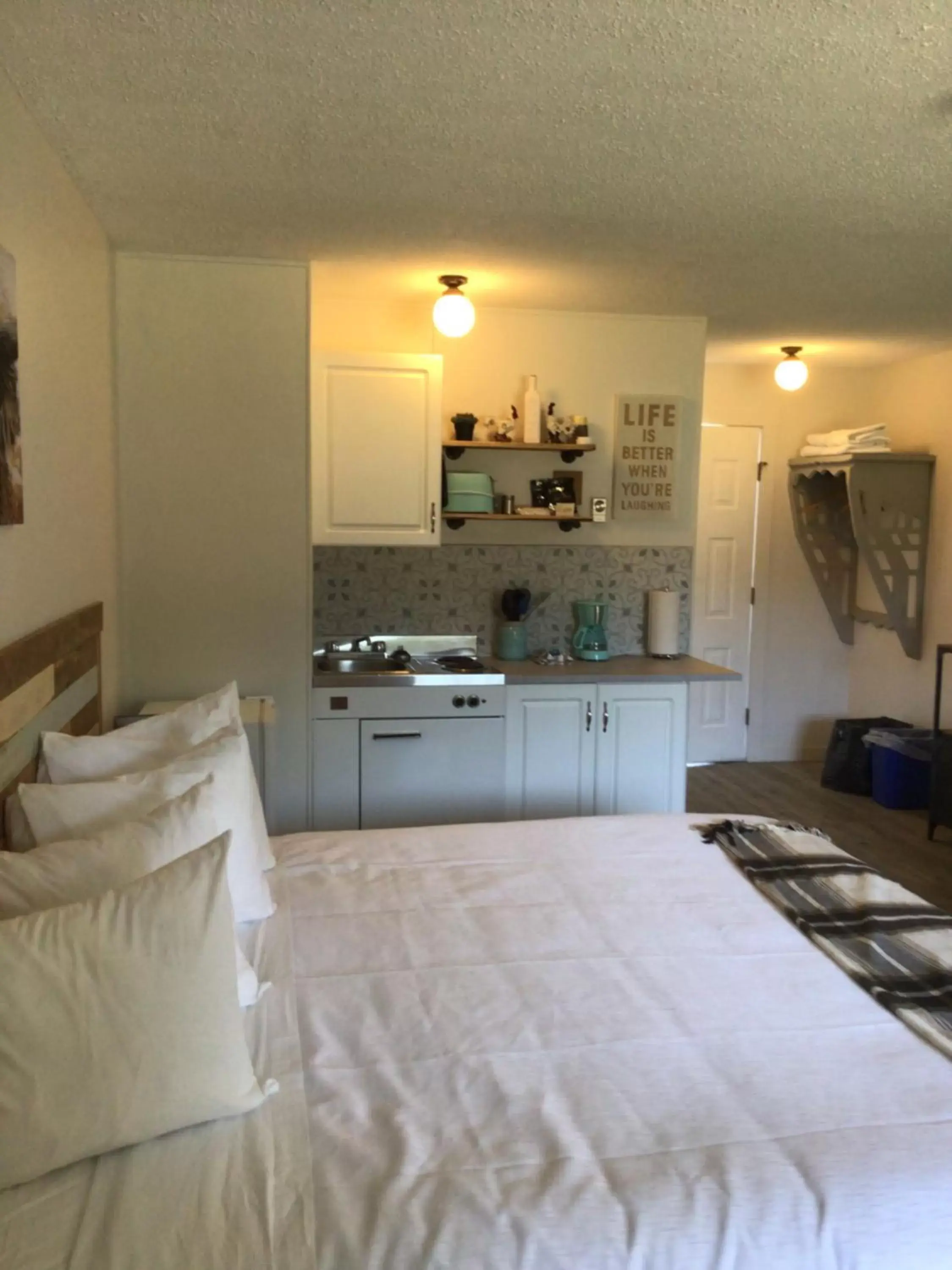 Kitchen or kitchenette in Christina Lake Motel and RV Park