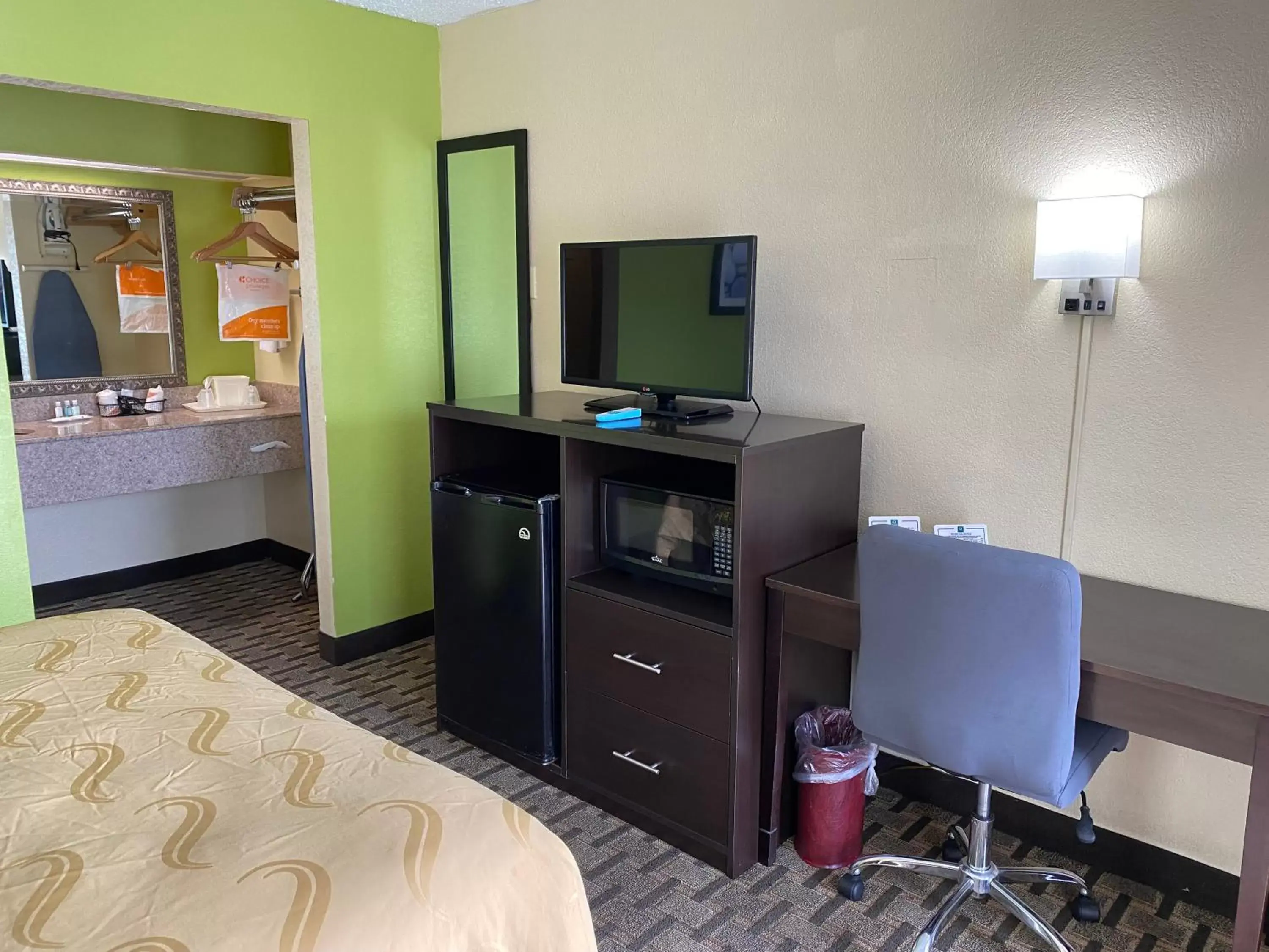 TV/Entertainment Center in Quality Inn Elizabeth City near University