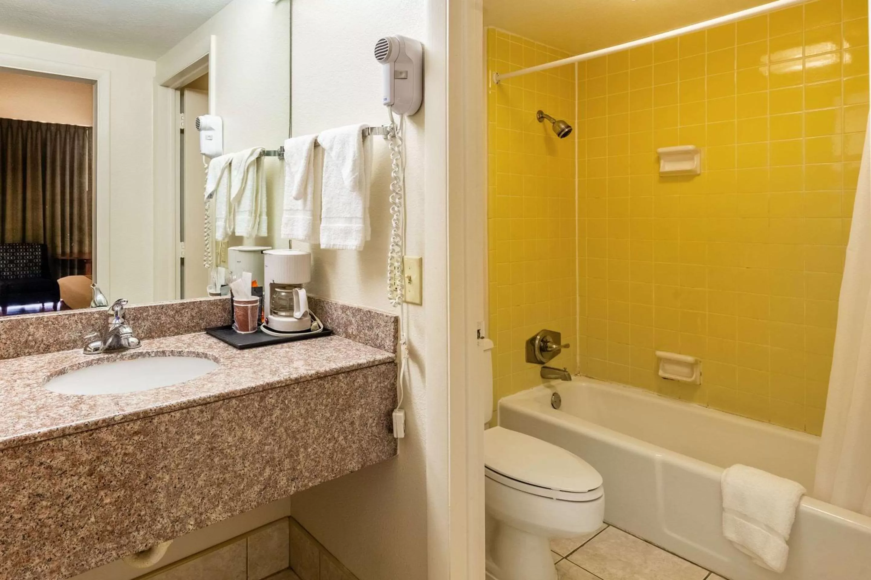 Photo of the whole room in Econo Lodge Lake City-North