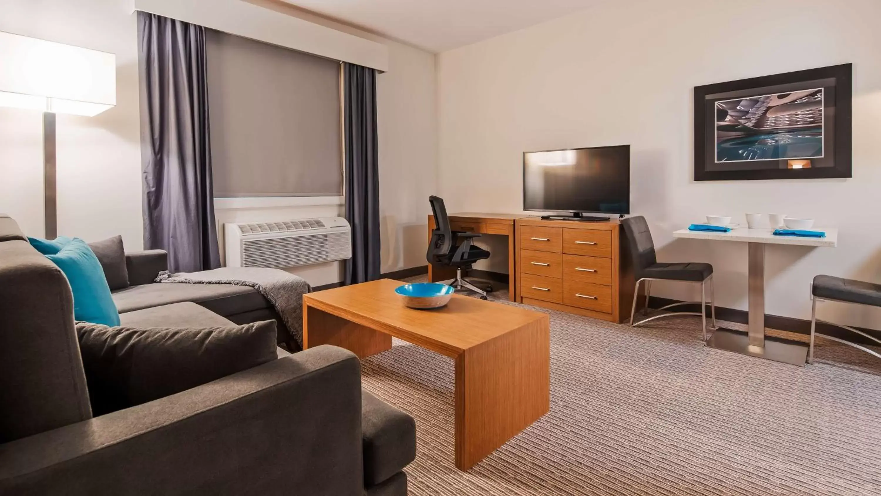 Photo of the whole room, Seating Area in Executive Residency by Best Western Calgary City View North