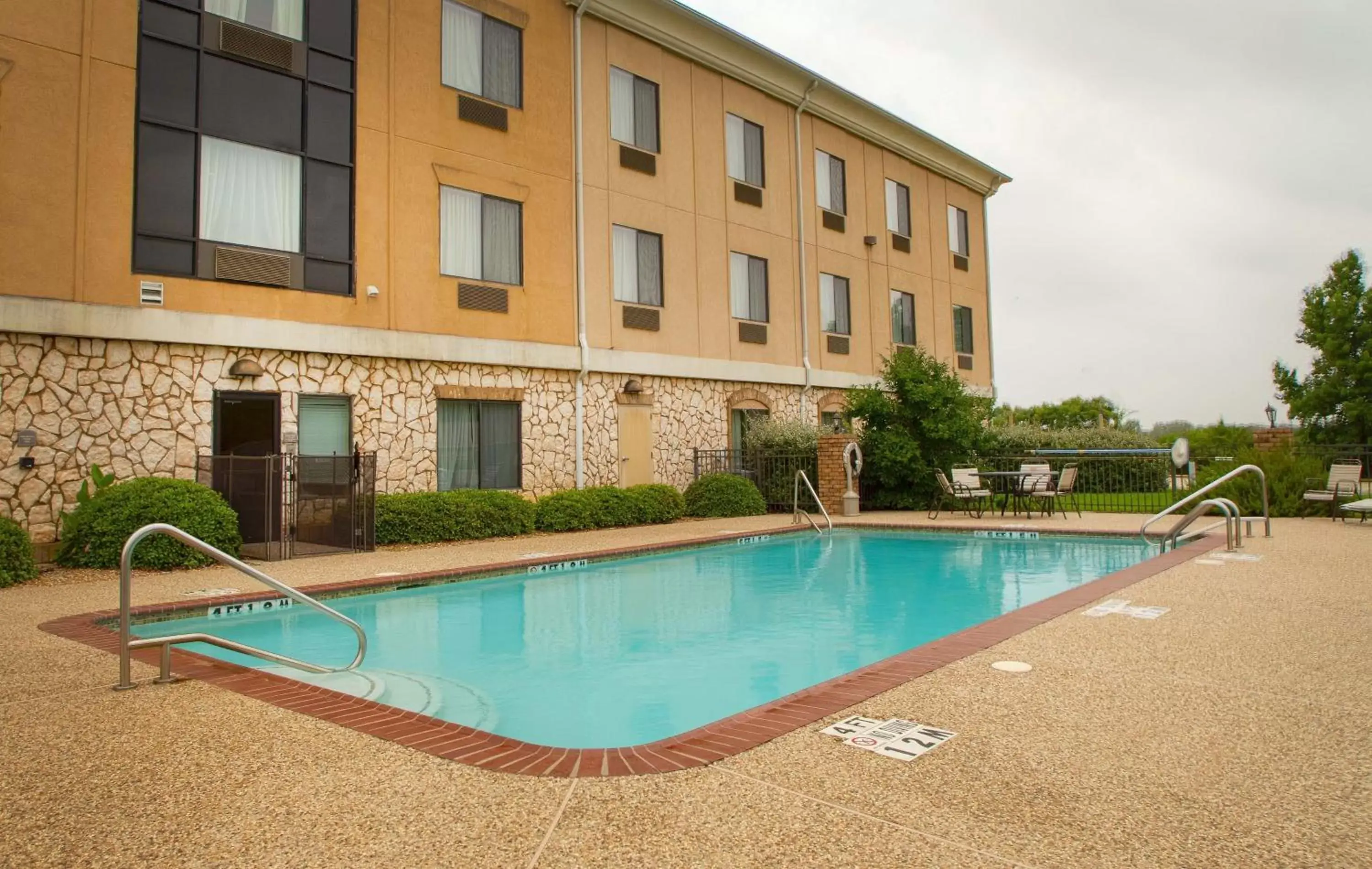 Swimming pool, Property Building in Holiday Inn Express Hotel & Suites Center, an IHG Hotel