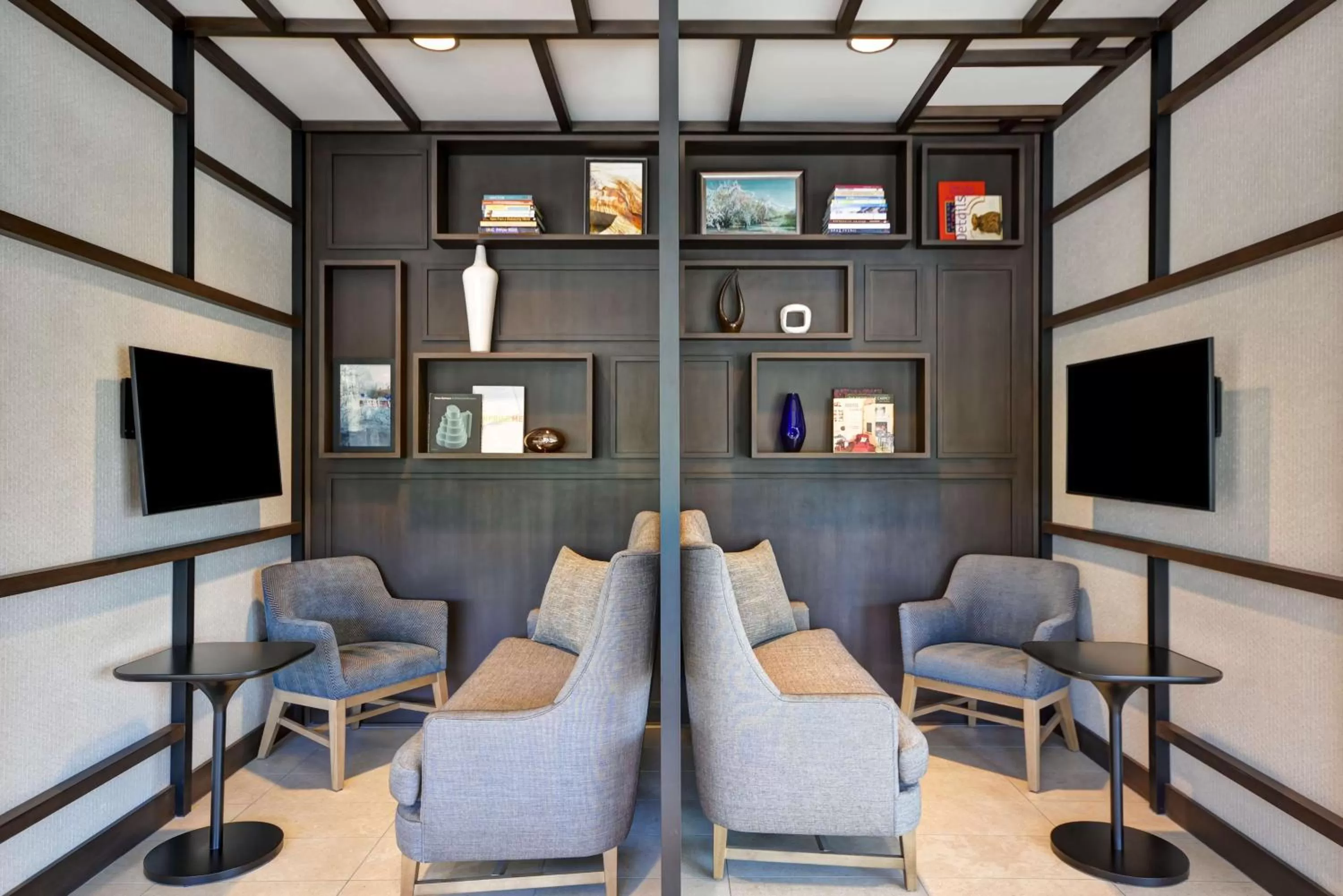 Lounge or bar in Hyatt Place Fresno