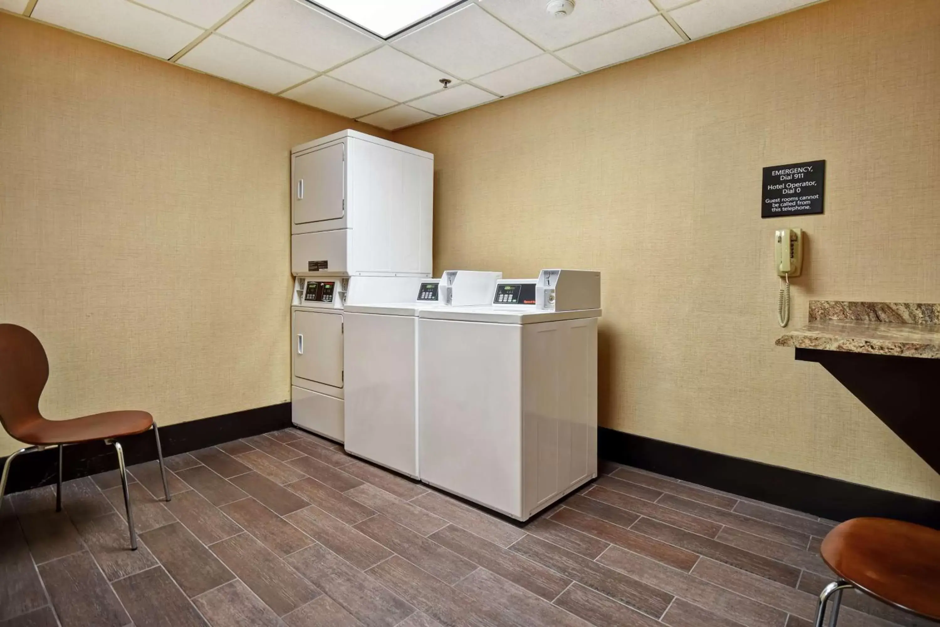 Property building in Hampton Inn Auburn Property building in Hampton Inn Auburn