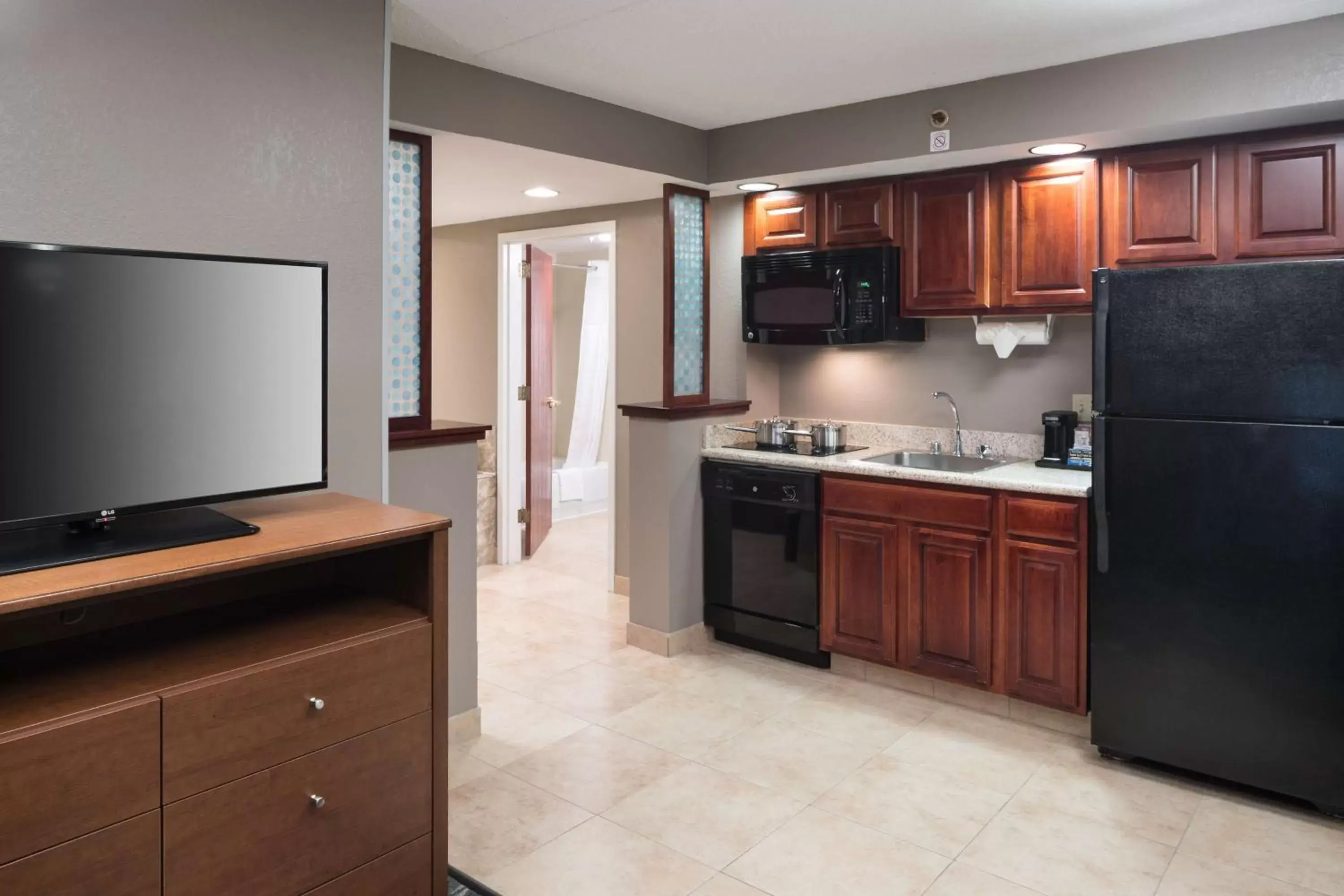 Bedroom, Kitchen/Kitchenette in Hampton Inn & Suites Chicago North Shore