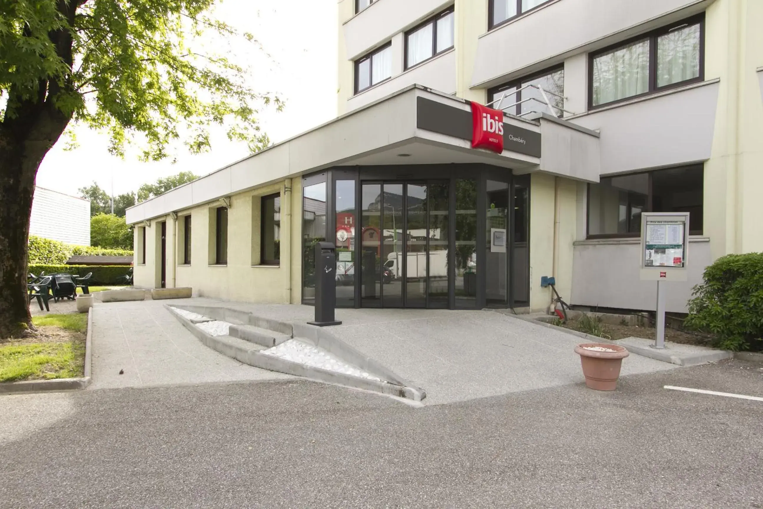 Facade/entrance in ibis Chambery