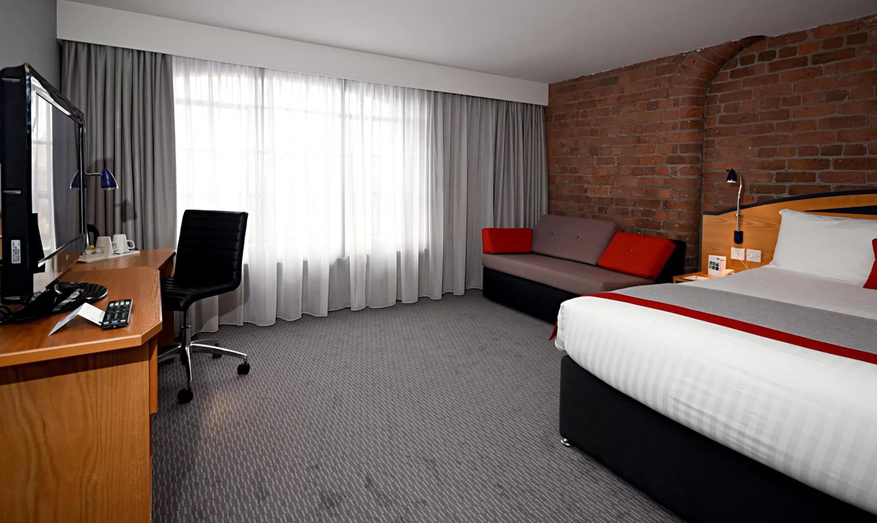 Photo of the whole room, Bed in Holiday Inn Express Liverpool-Albert Dock by IHG