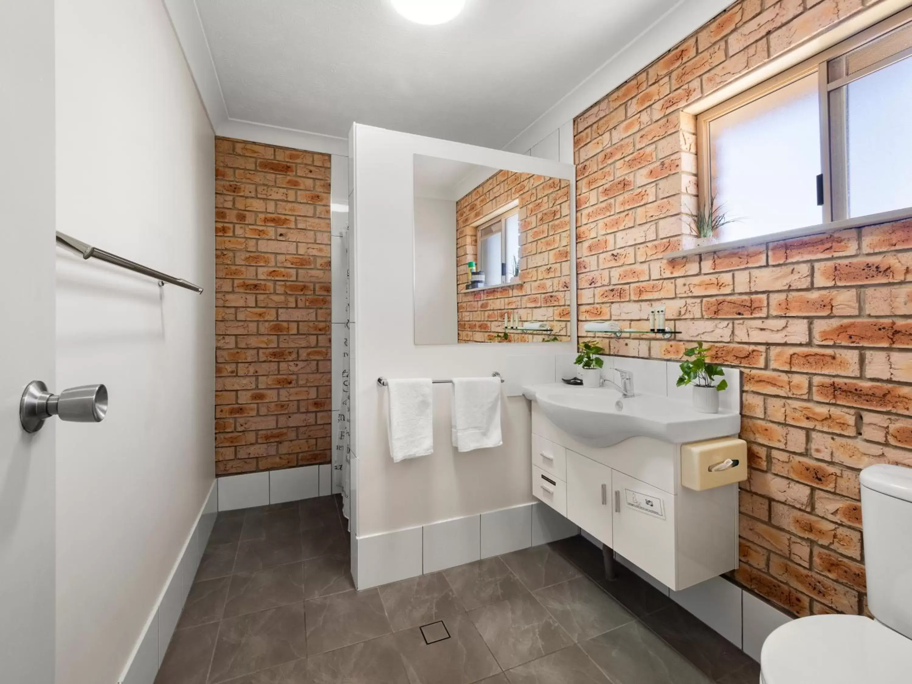 Shower, Bathroom in Kennedy Drive Airport Motel