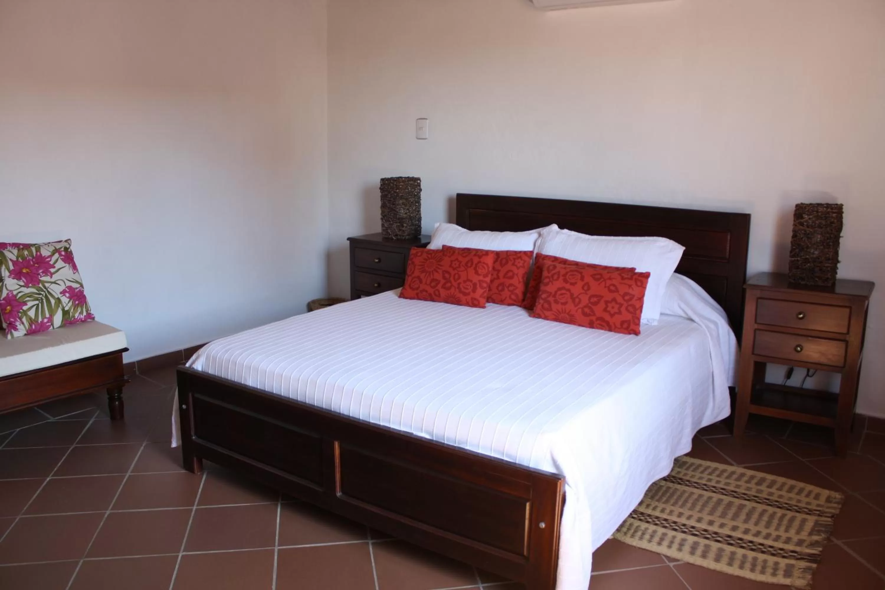 Photo of the whole room, Bed in La Casa Amarilla