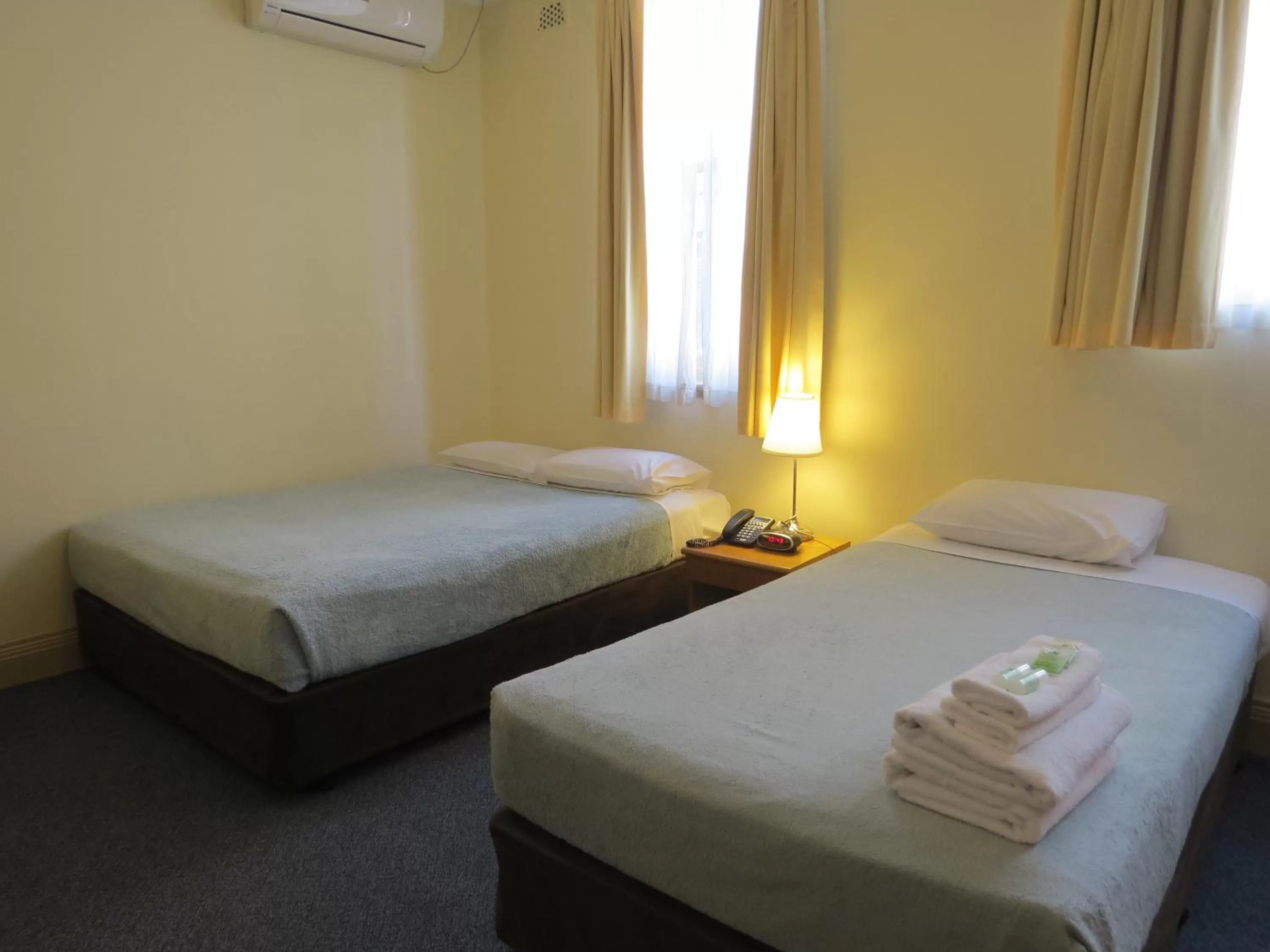 Bed in Criterion Hotel Perth