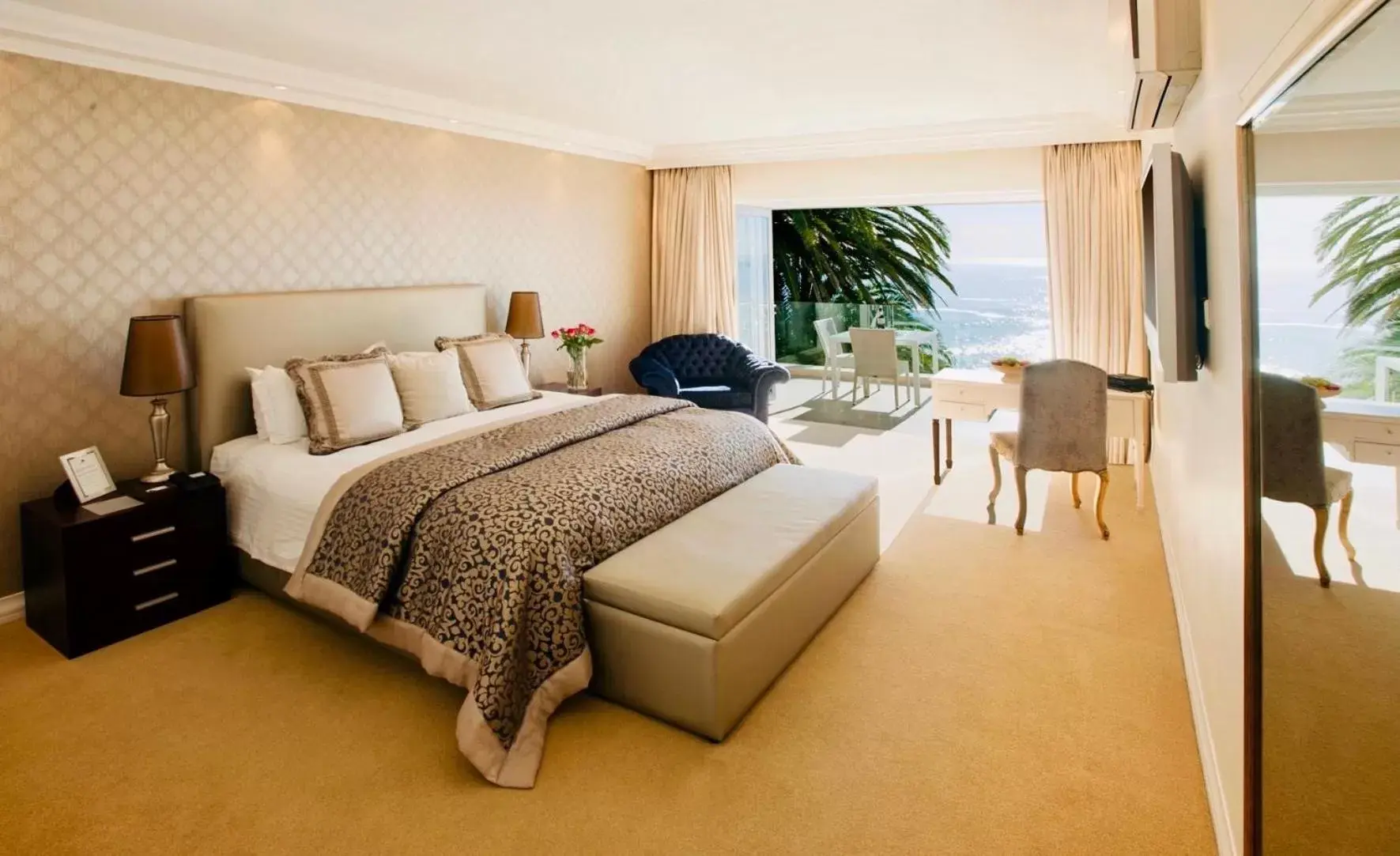 Bedroom, Bed in The Clarendon - Bantry Bay