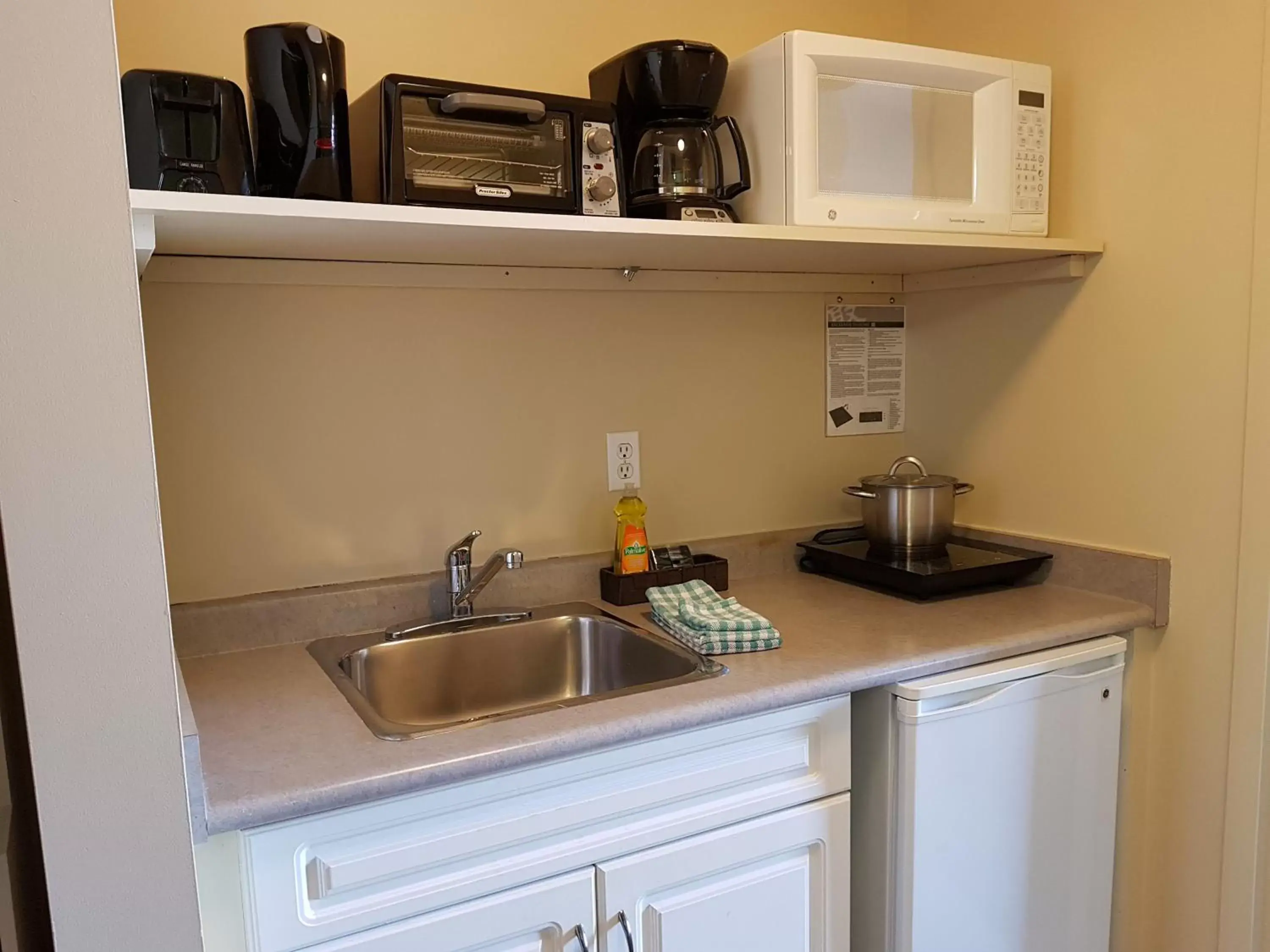 Kitchen or kitchenette, Kitchen/Kitchenette in Sunset Mountain Inn