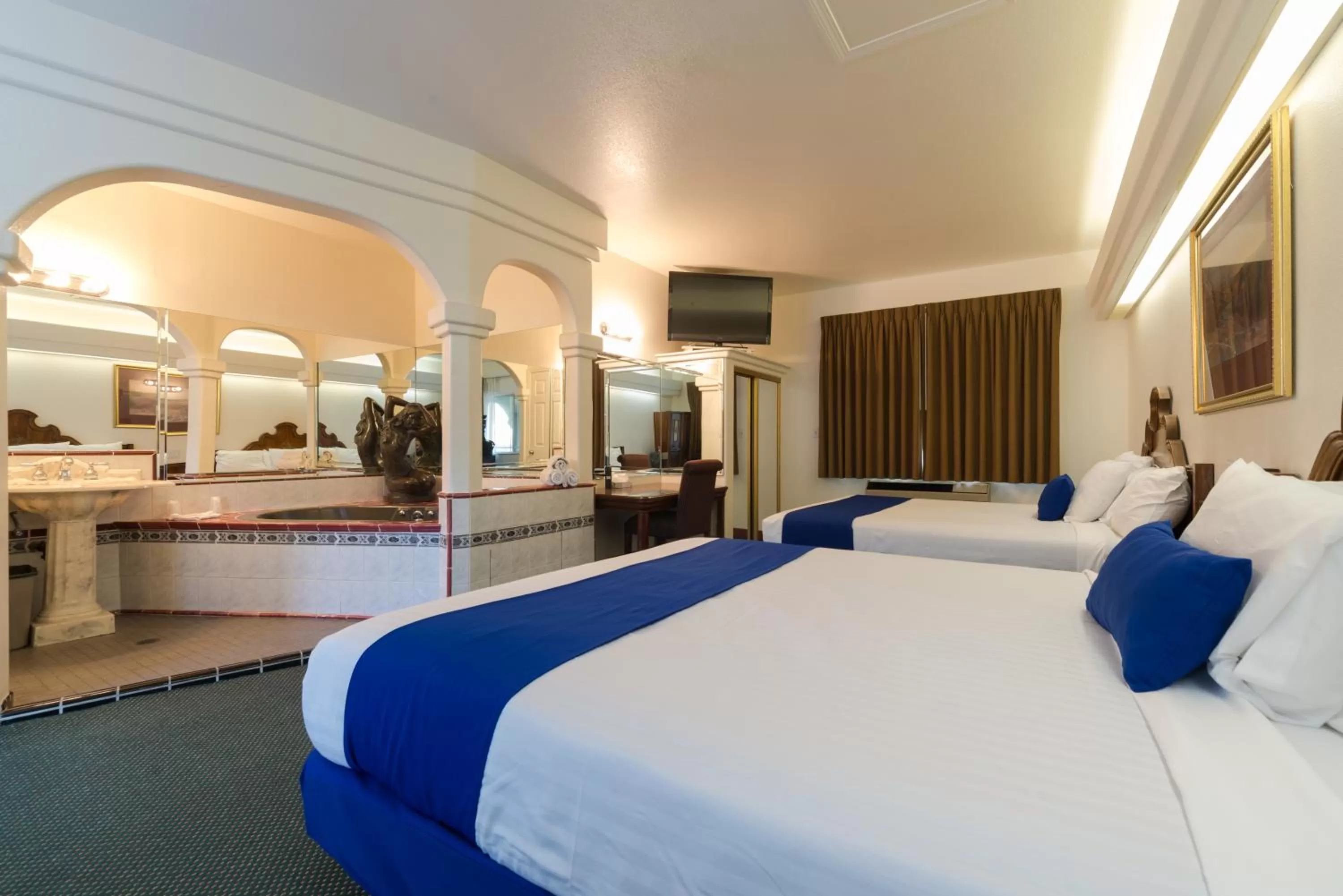 Shower, Bed in Colony Inn