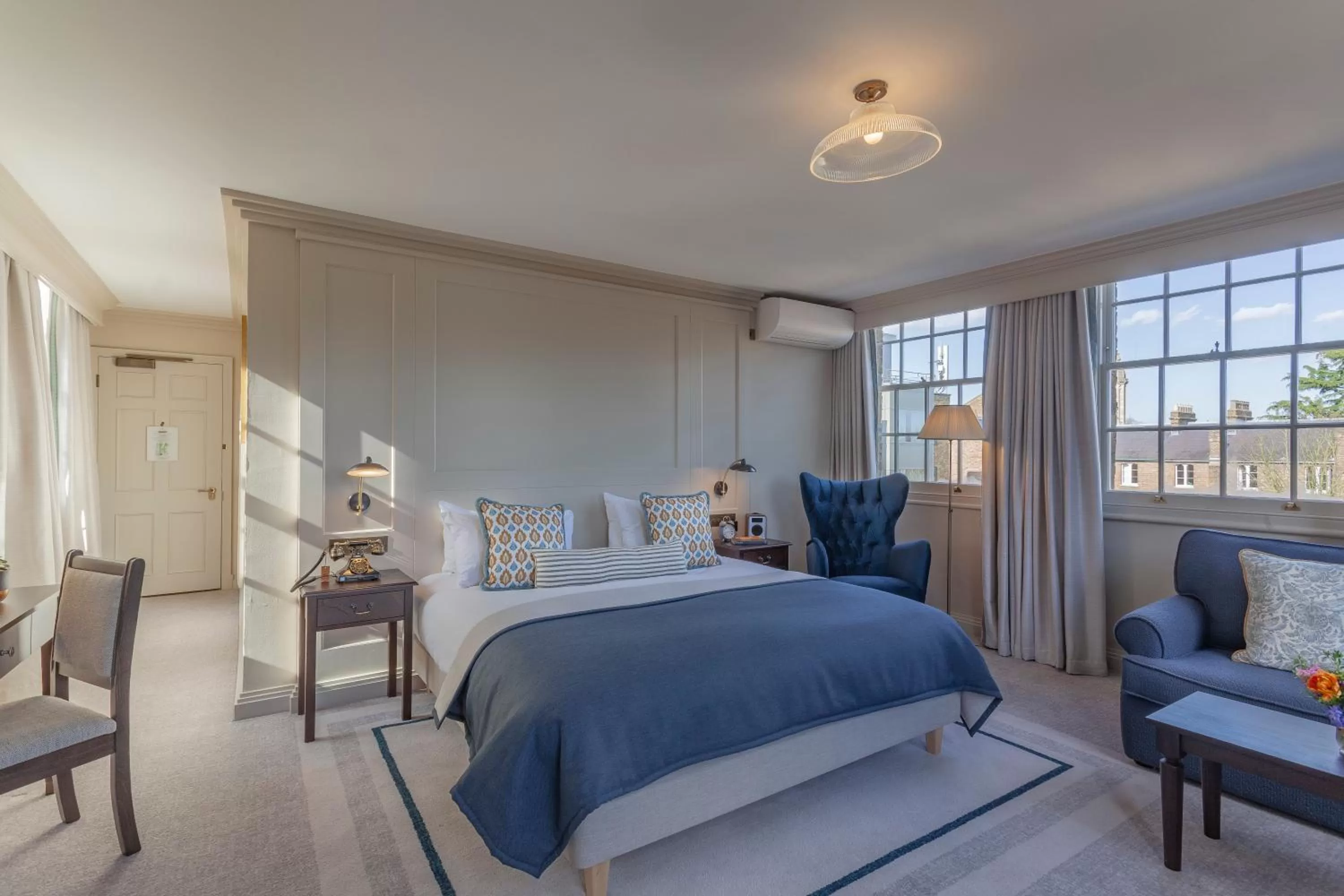 Photo of the whole room, Bed in Richmond Hill Hotel