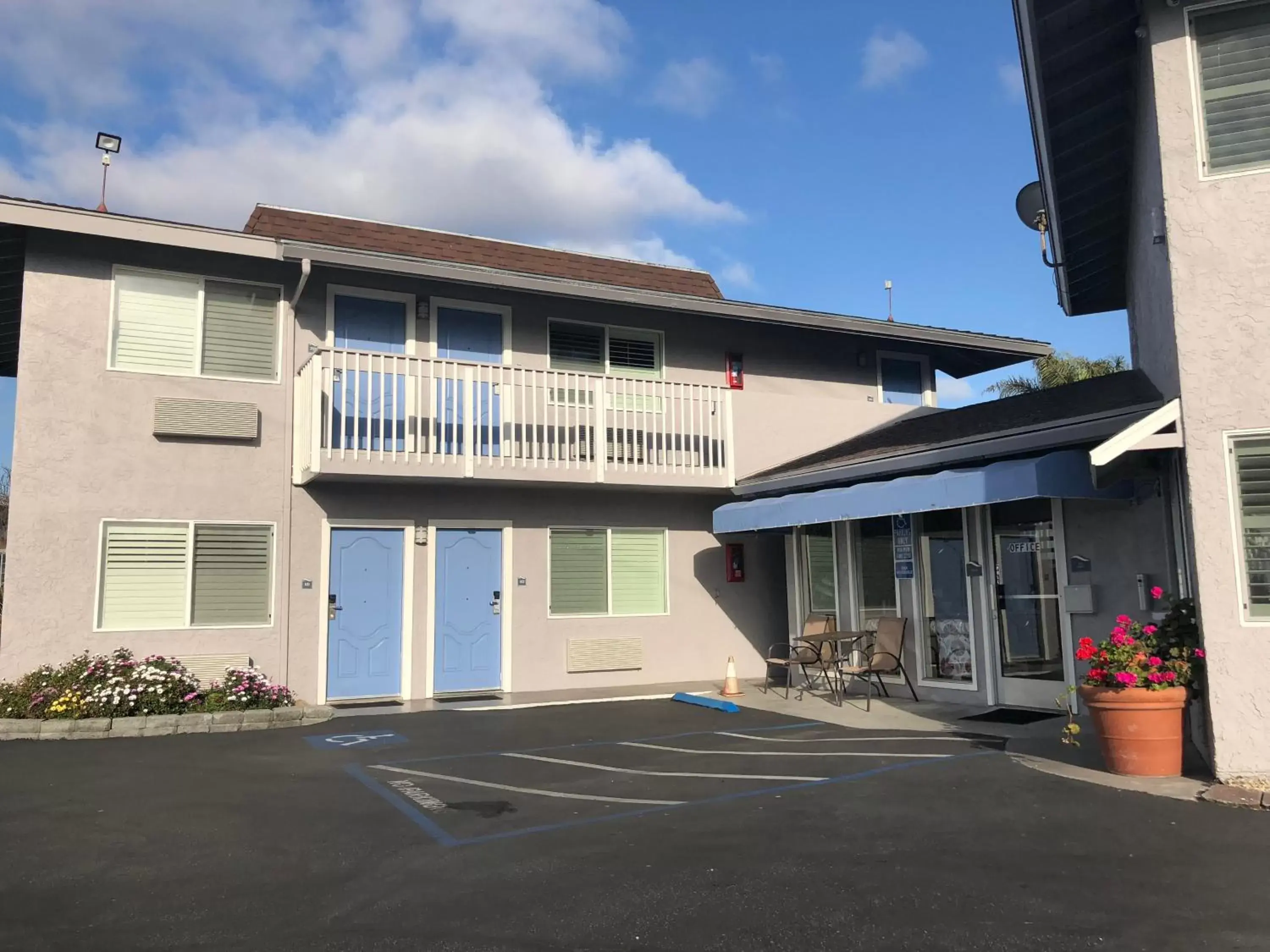 Property Building in Pacific Inn Monterey