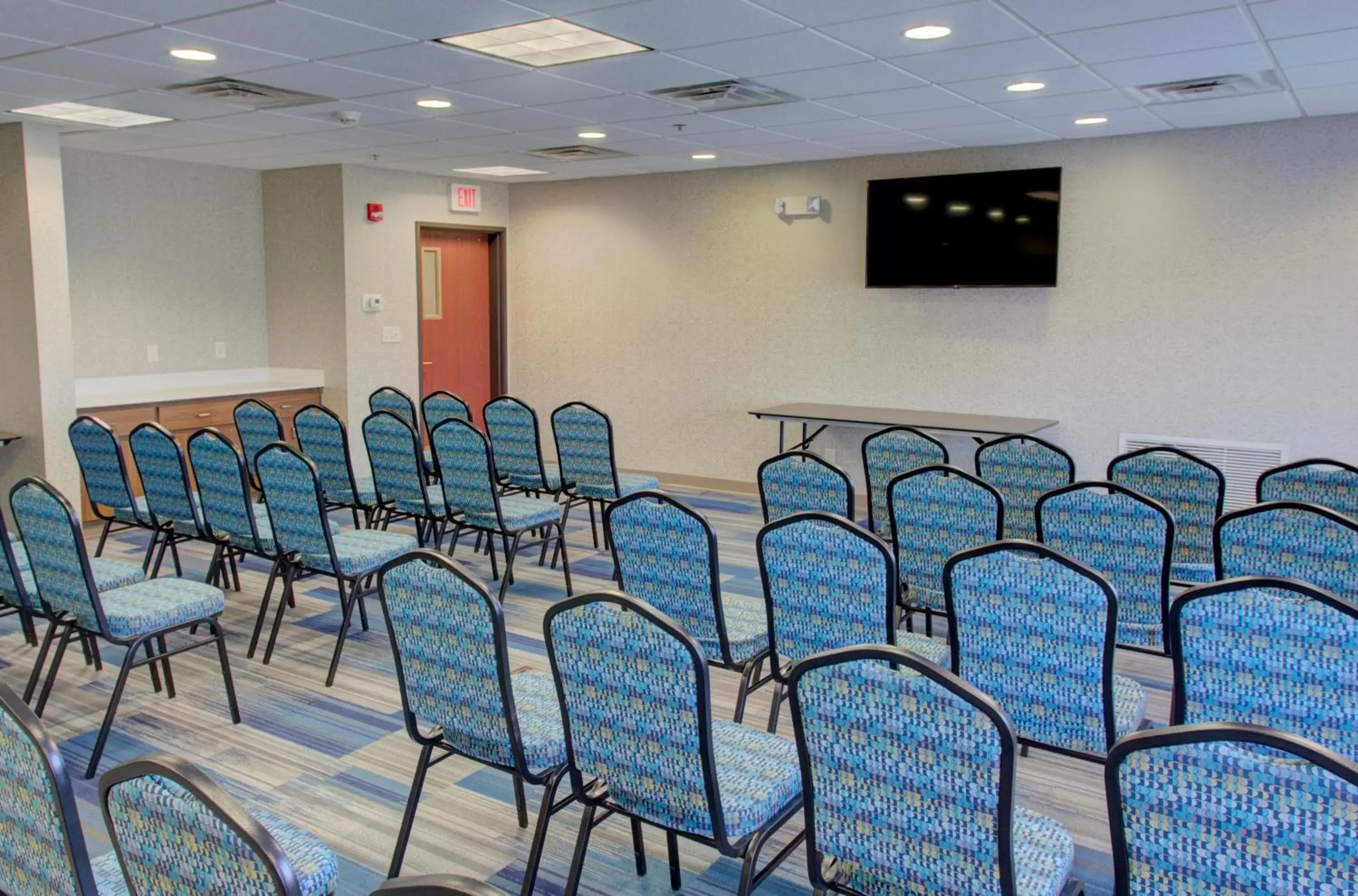 Meeting/conference room in Holiday Inn Express & Suites Le Mars, an IHG Hotel