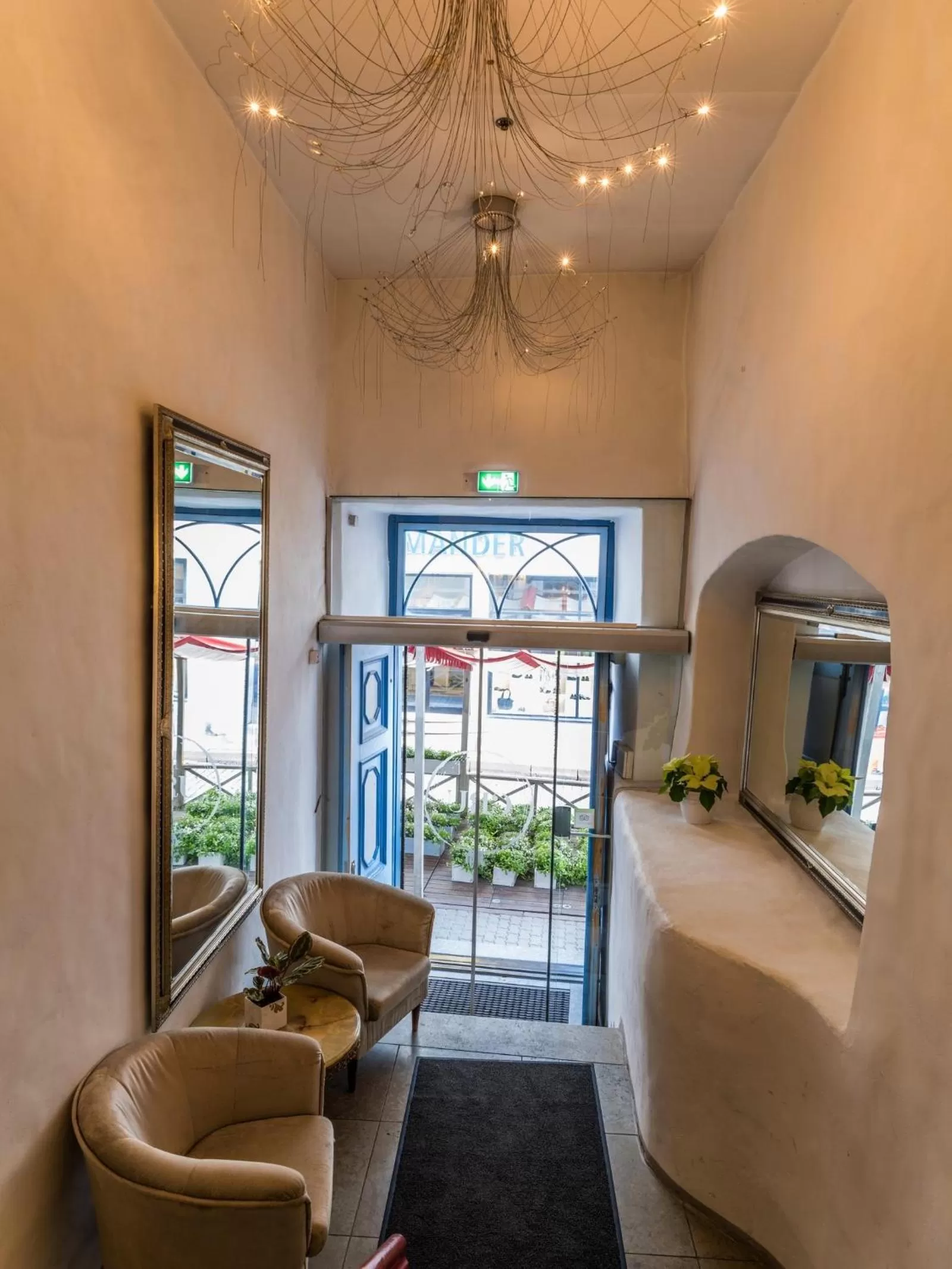 Facade/entrance in CRU Hotel