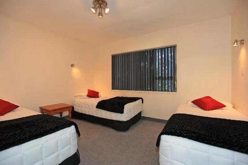 Photo of the whole room, Bed in Kapiti Lindale Motel and Conference Centre