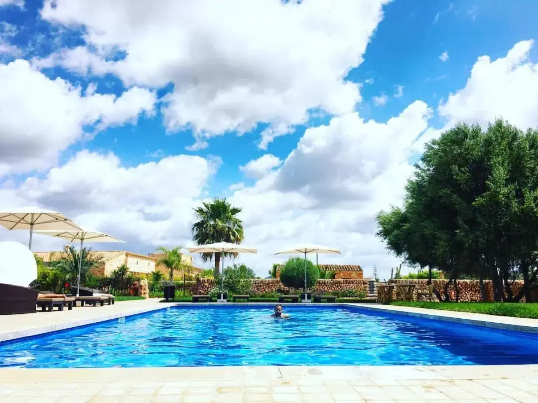 Swimming Pool in Bennoc Petit Hotel