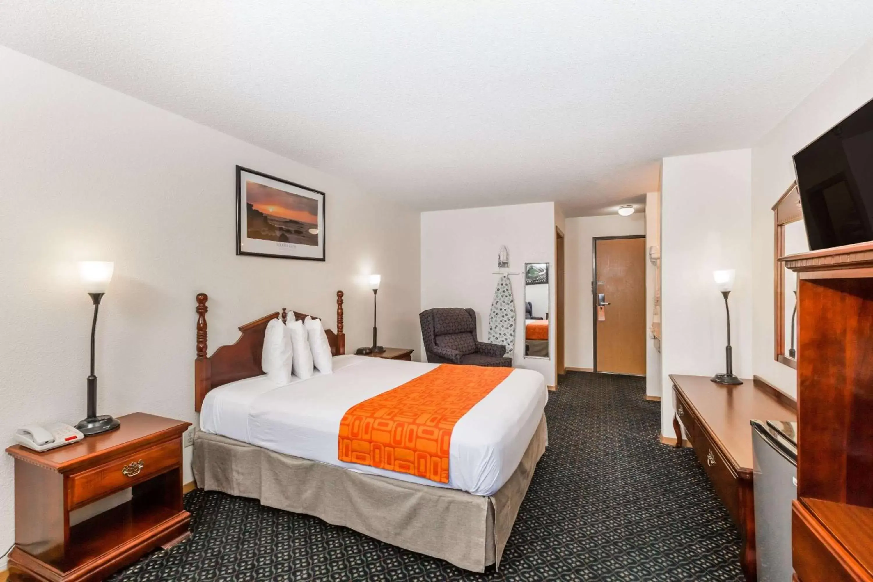 Photo of the whole room, Bed in Howard Johnson by Wyndham Wichita Airport