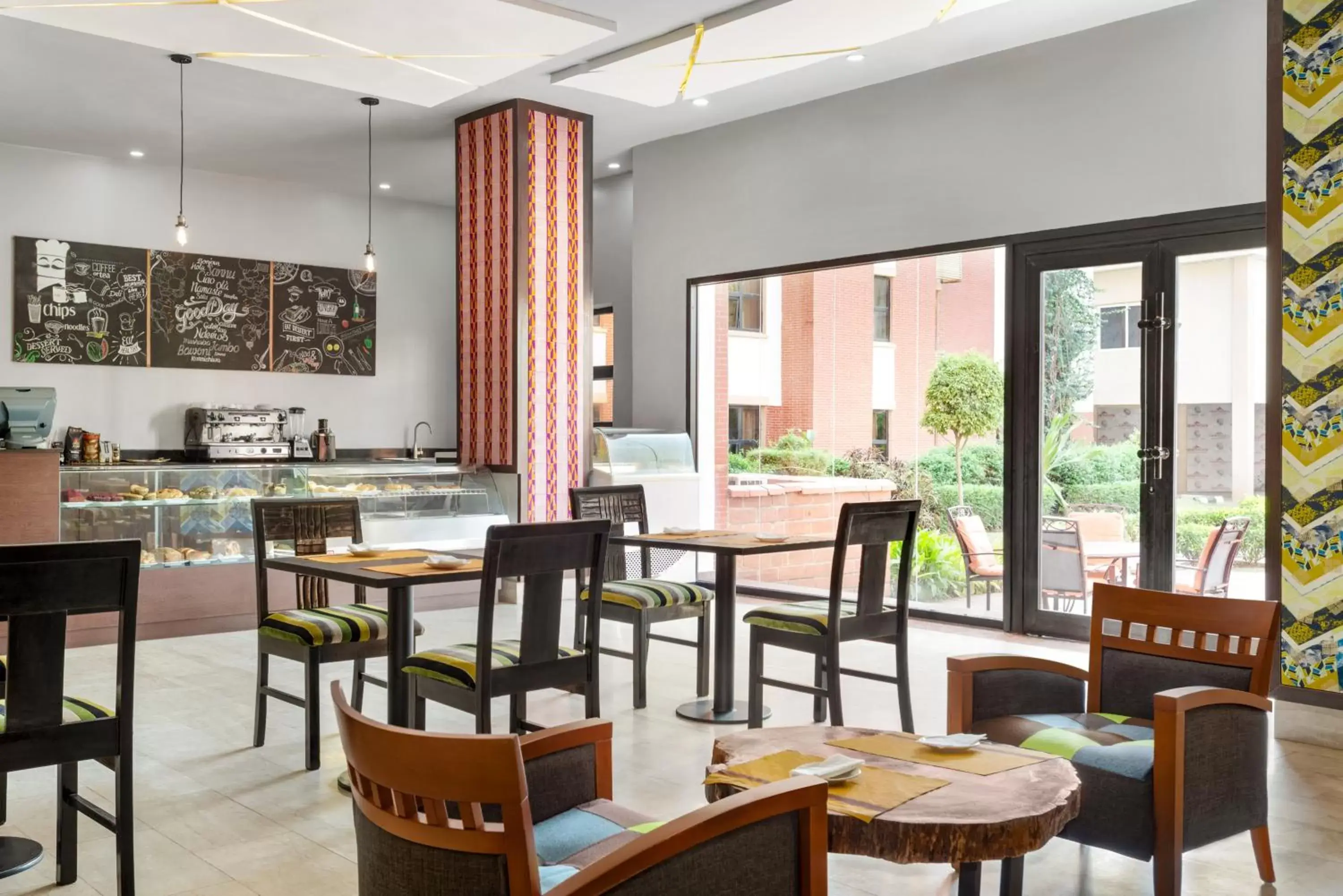 Lounge or bar, Restaurant/Places to Eat in Hawthorn Suites by Wyndham Abuja