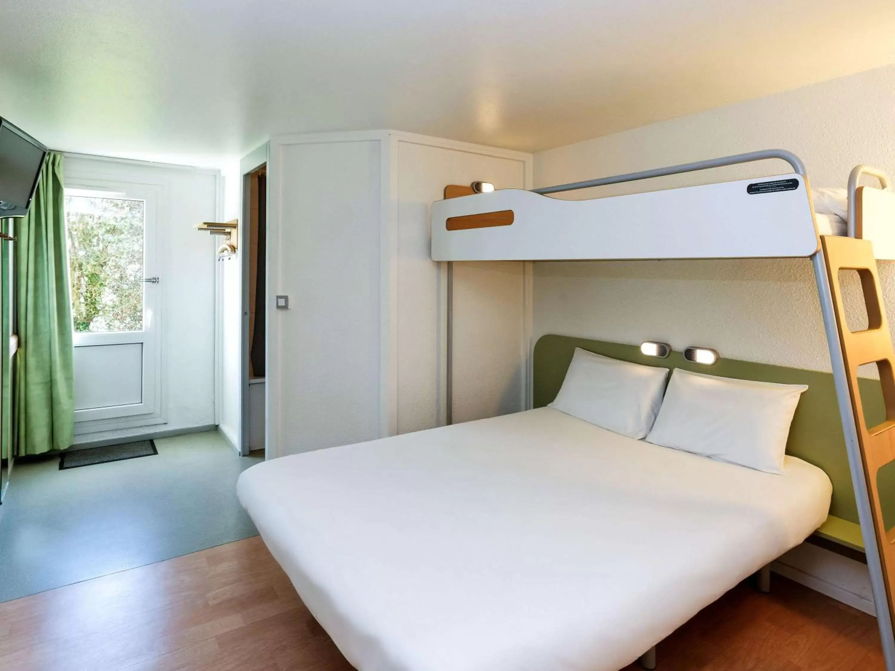 Photo of the whole room, Bunk Bed in ibis budget Lorient Caudan