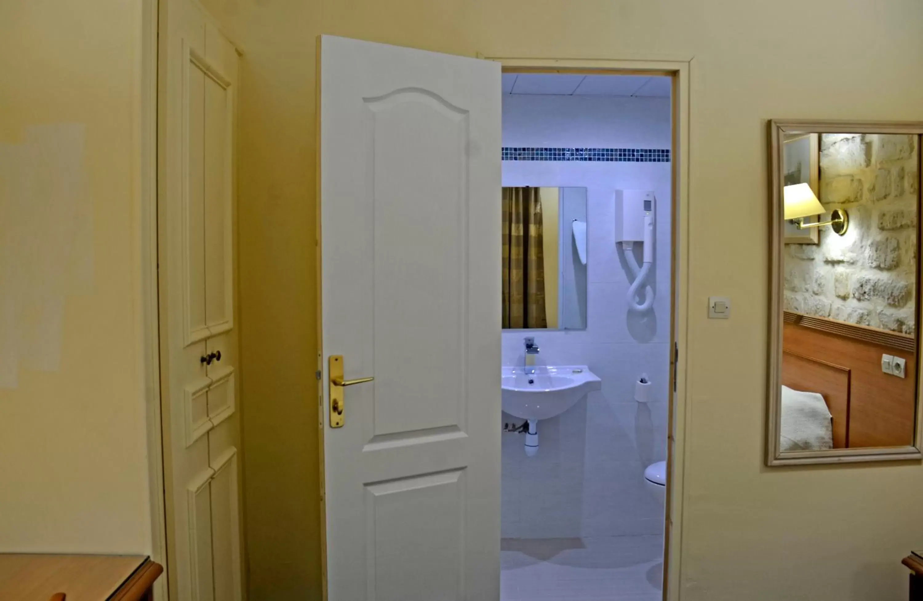 Bathroom in Hotel Havane
