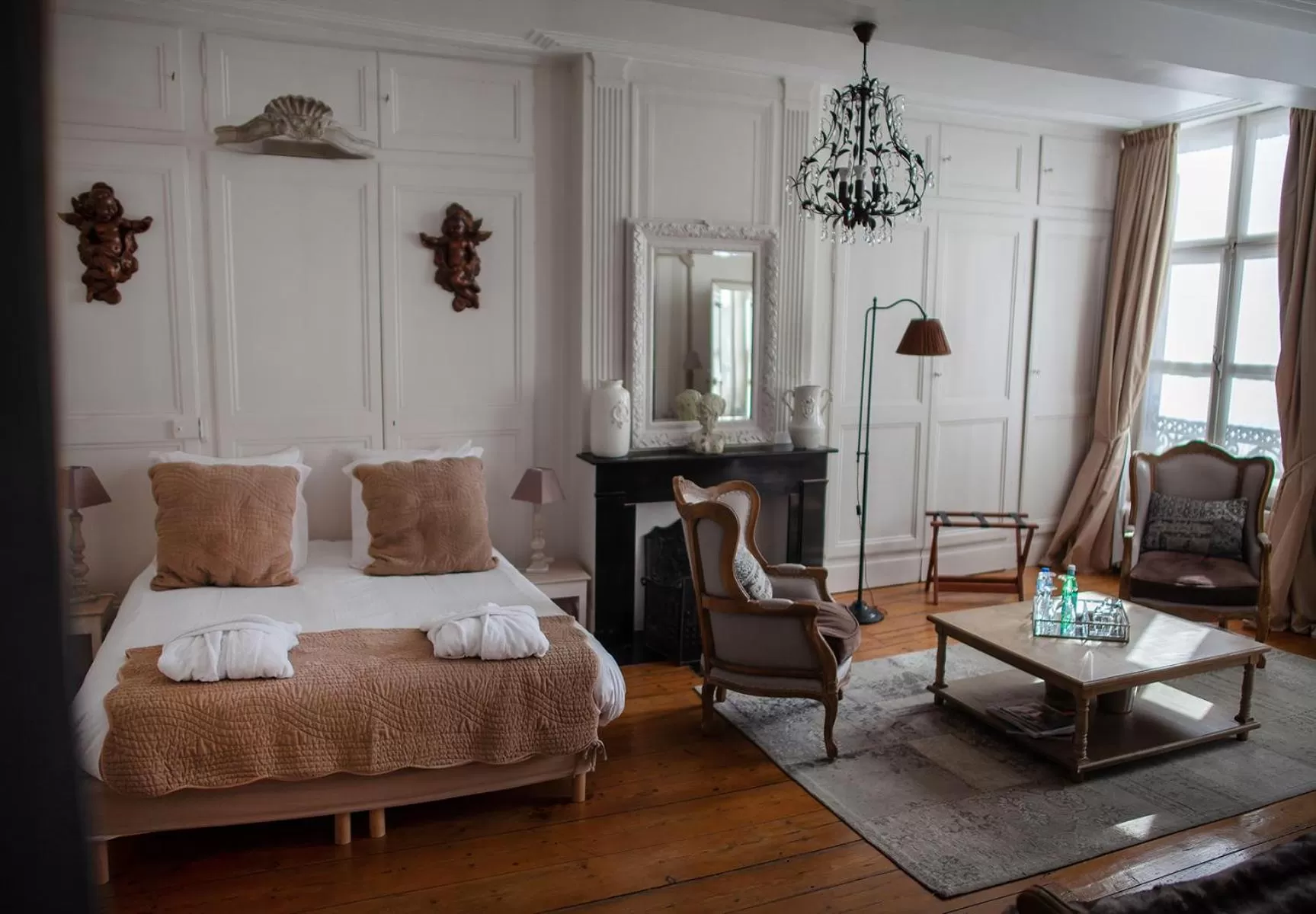 Photo of the whole room, Bed in Bienvenue Chez Nous