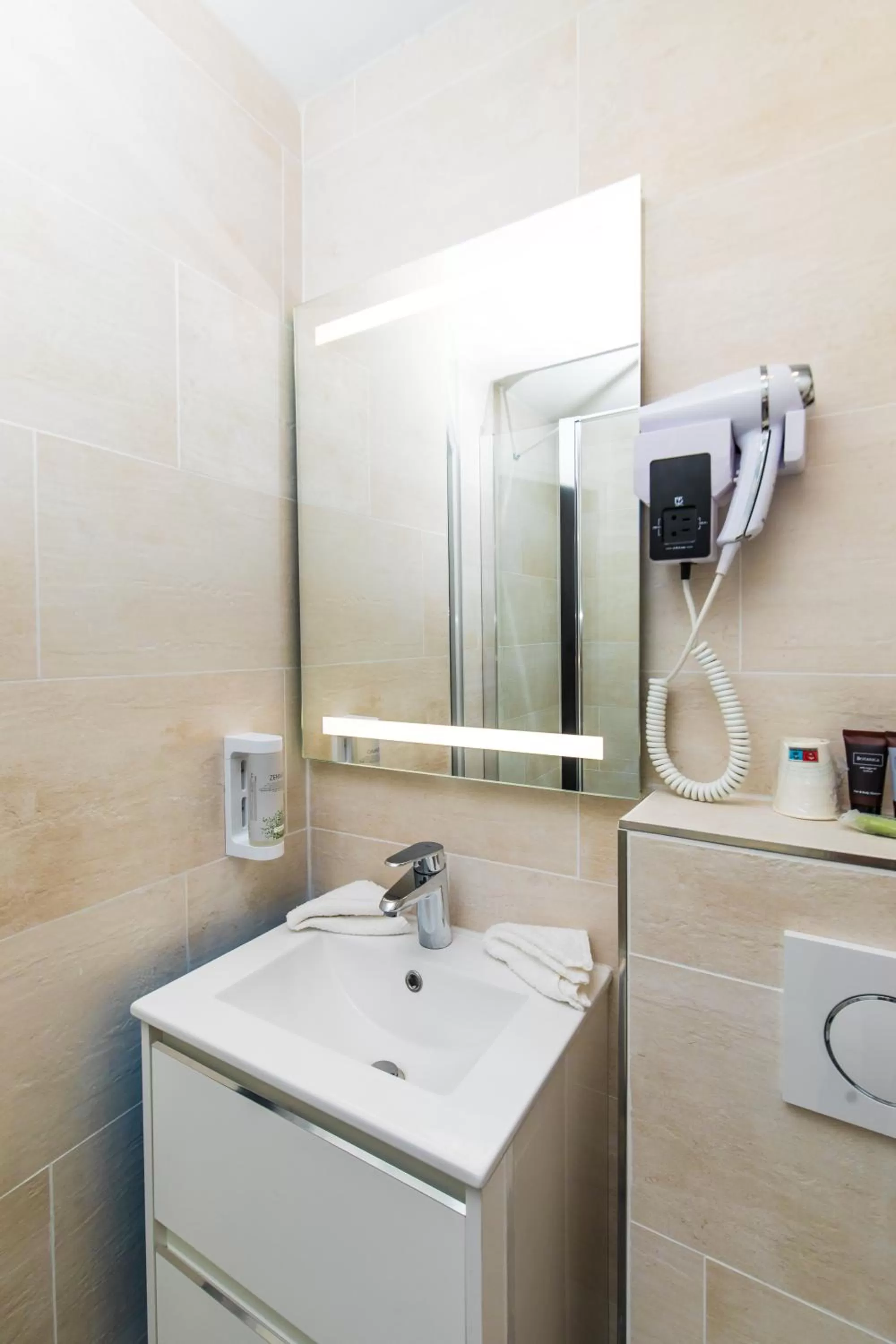 Bathroom in HOTEL DE PARIS MONTPARNASSE