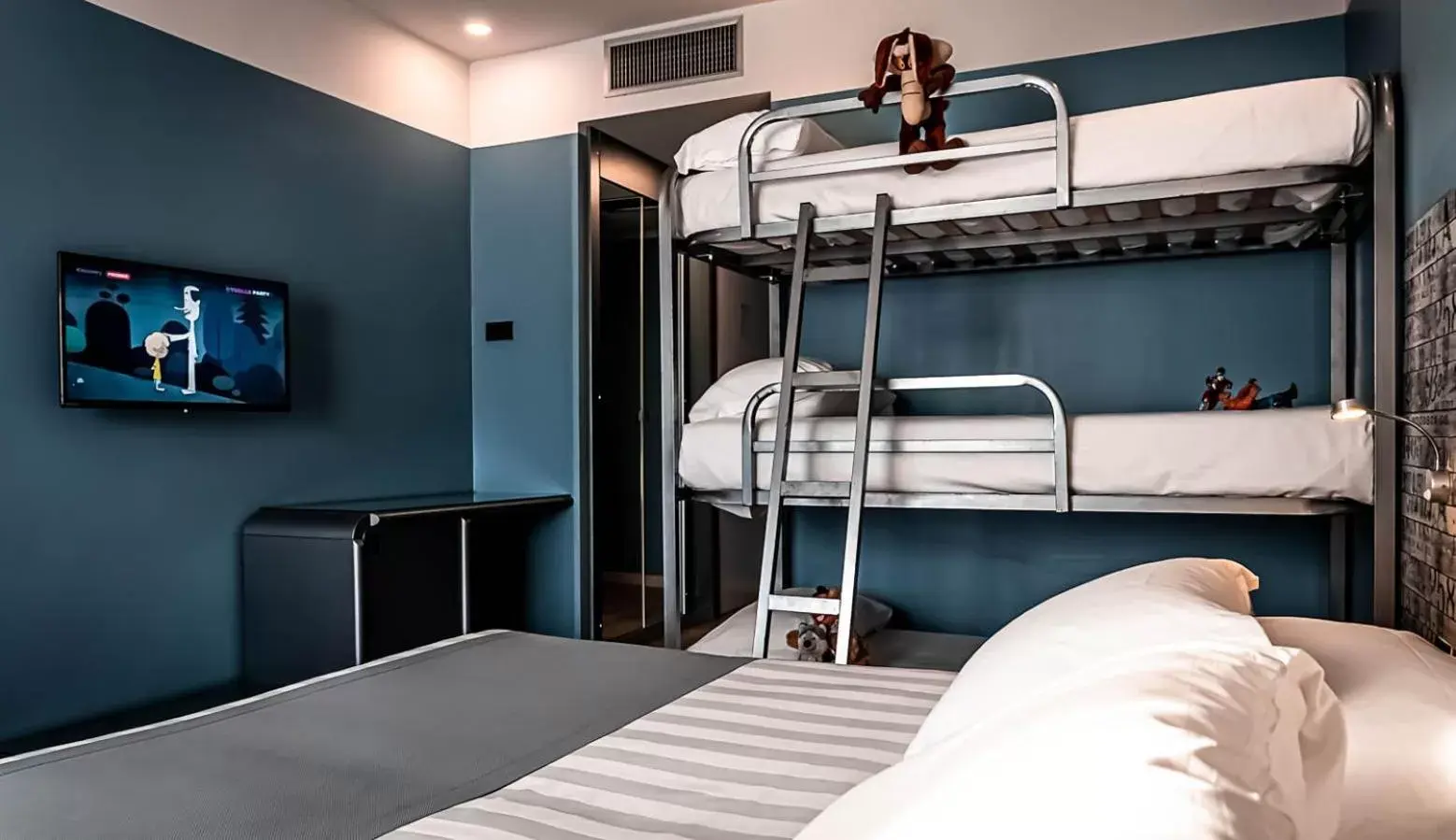 Bed, Bunk Bed in Business Hotel